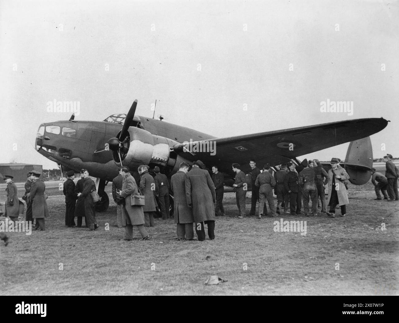 RAF-Mitarbeiter und Pressefotografen untersuchen einen Lockheed Hudson vom Küstenkommando, der bei einer Begegnung mit zwei deutschen Dornier DO 18 Flugbooten über der Nordsee am 29. März 1940 beschädigt wurde. Stockfoto