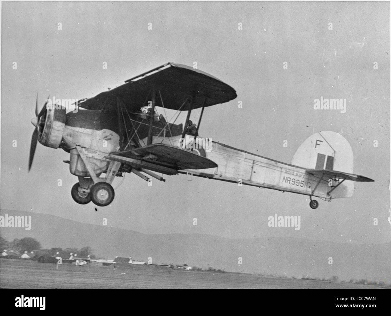 Ein Fairey-Schwertfisch-Flugzeug, ausgestattet mit Startraketen und einer Radarkuppel, wurde während des Zweiten Weltkriegs von der Royal Naval Air Station Maydown in Nordirland aus geflogen. Stockfoto