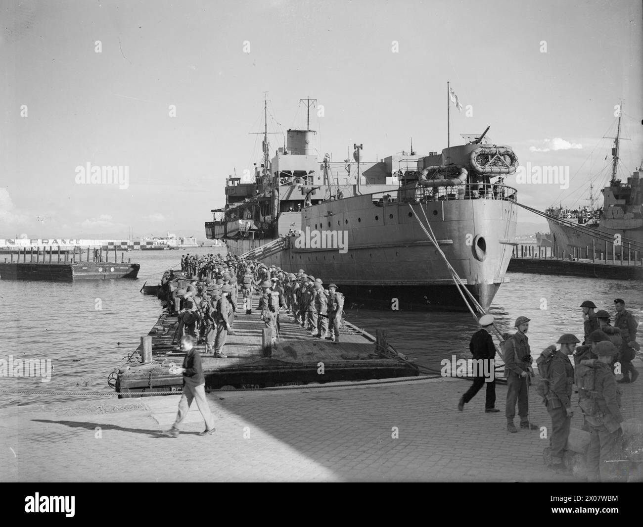 HINTER DER ARMEE. 16. MÄRZ 1943, SZENEN IM BONE HARBOUR, DIE ETWAS VON DER ROLLE DER NAVY BEIM TRIUMPH DER ARMEE IN NORDAFRIKA ZEIGEN. - Truppen, die den ROYAL SCOTSMAN besteigen, bekannt als "Bone Ferry". Dieses berühmte Schiff unternahm viele Ausflüge nach Bone und nicht ohne enge Flucht, von U-Booten und Tauchbombern Stockfoto