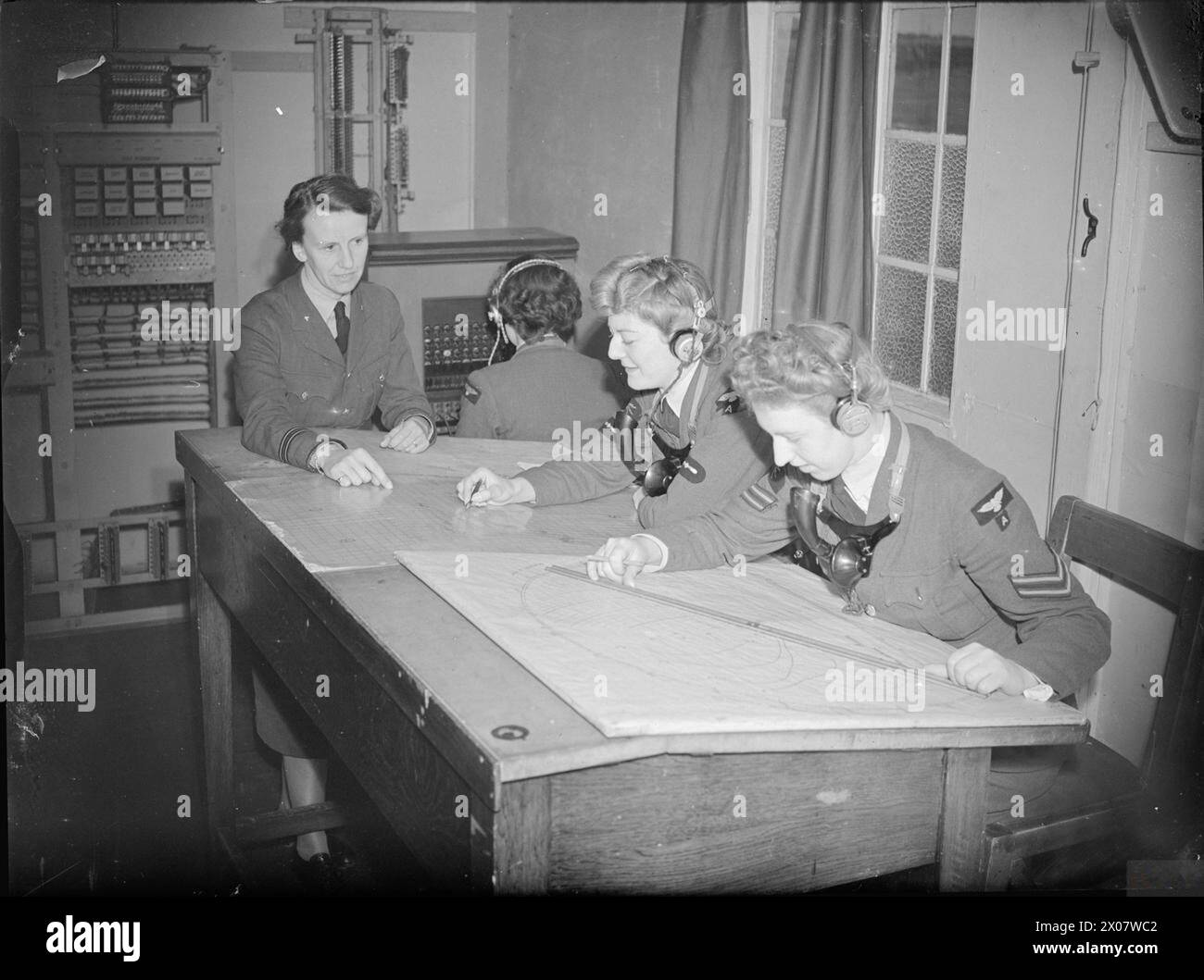 Radaroperatoren der Hilfsluftwaffe für Frauen, die während des Zweiten Weltkriegs an der No. 2 Radio Direction Finding School in Yatesbury, Wiltshire, ausgebildet wurden und Teil der Royal Air Force waren. Stockfoto