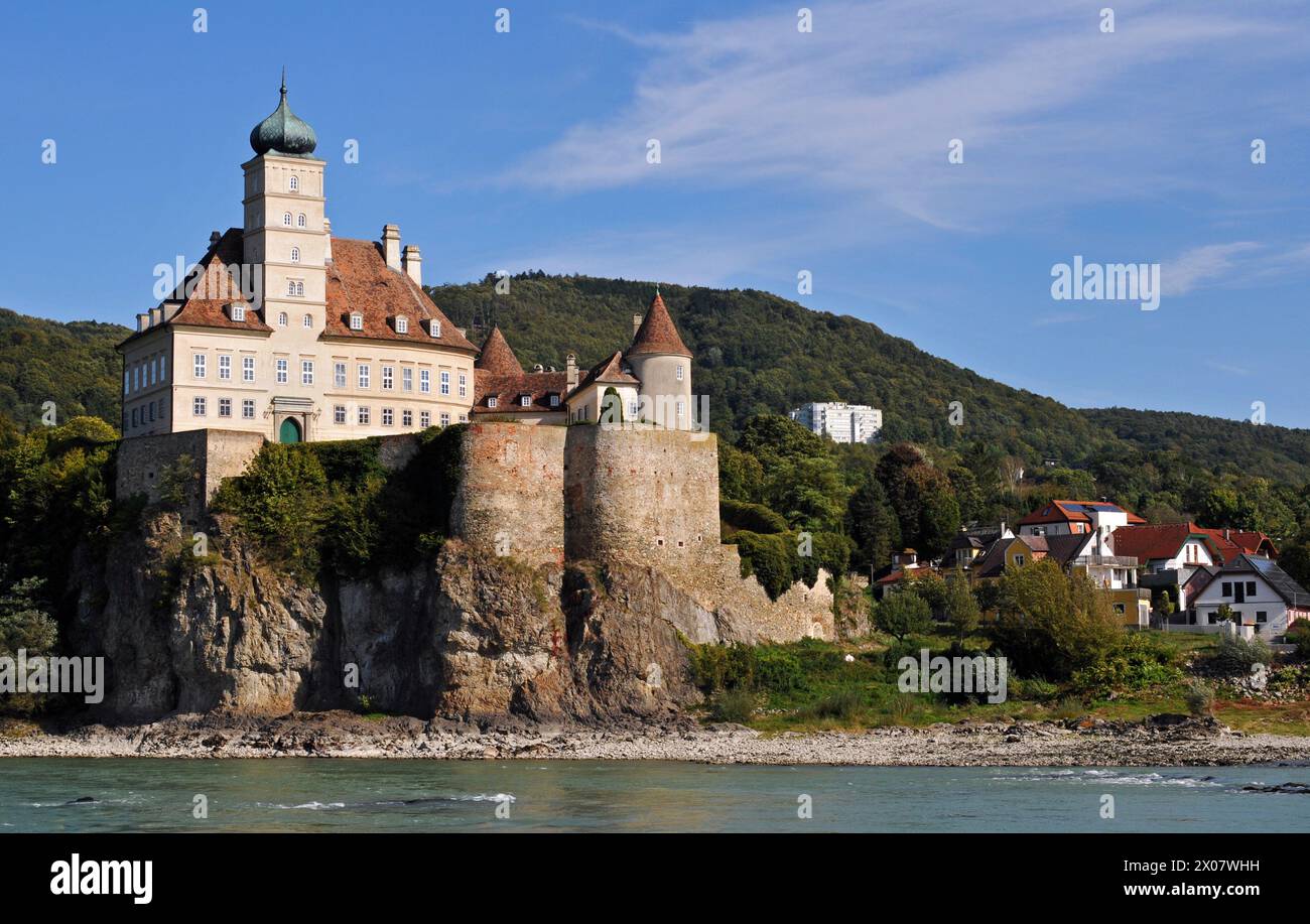 Das historische Schloss Schonbühel in der Nähe der Stadt Melk ist ein Wahrzeichen an der Donau in Österreichs malerischer Wachau. Stockfoto
