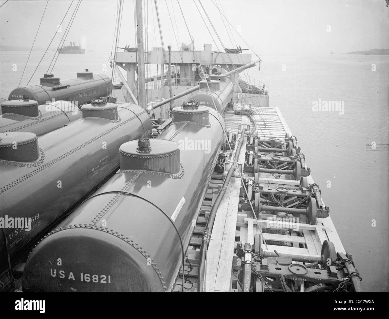 Am 3. August 1943 wird der US Oiler Gulfcrest in Greenock mit Deck-Ladung und Kraftstoffleitungen an Bord gezeigt. Stockfoto