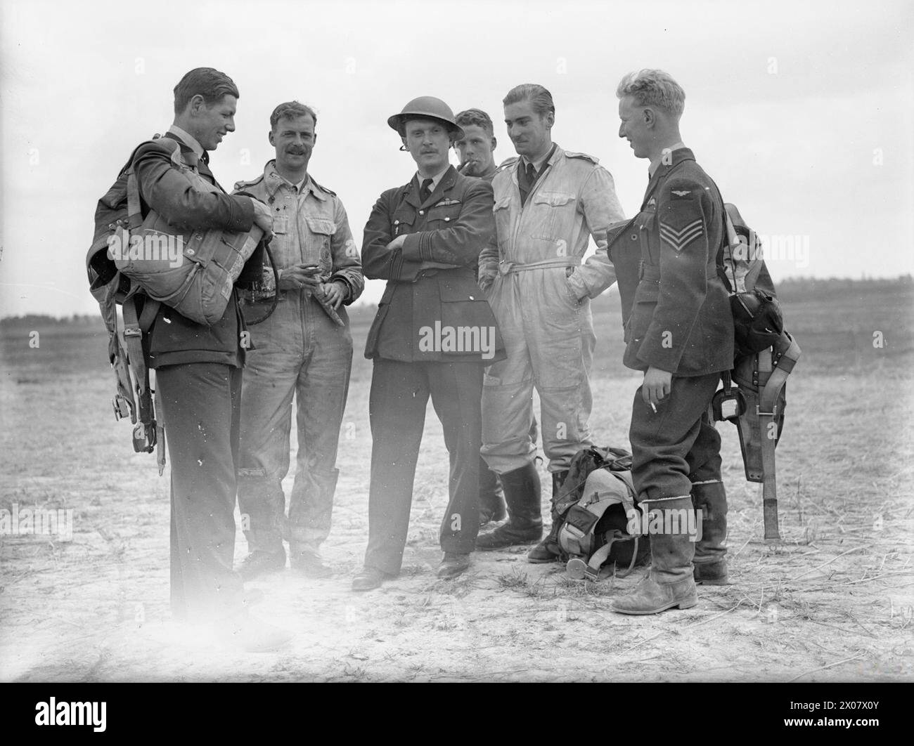 KÖNIGLICHE LUFTWAFFE: FRANKREICH, 1939-1940. - Der Kommandant der No. 501 Squadron RAF, umgeben von einigen seiner Piloten in Betheniville. Von links nach rechts; Pilotenoffizier K N T Lee, Fliegender Offizier M F C Smith (getötet am nächsten Tag in Aktion), Geschwaderführer A V Clube (CO), Sergeant D A S McKay, Sergeant P C P Farnes und Sergeant J H 'Ginger' Lacey Lacey, James Harry, Royal Air Force, 501 Geschwader, Royal Air Force, Fortschrittliche Air-Schlagkraft Stockfoto