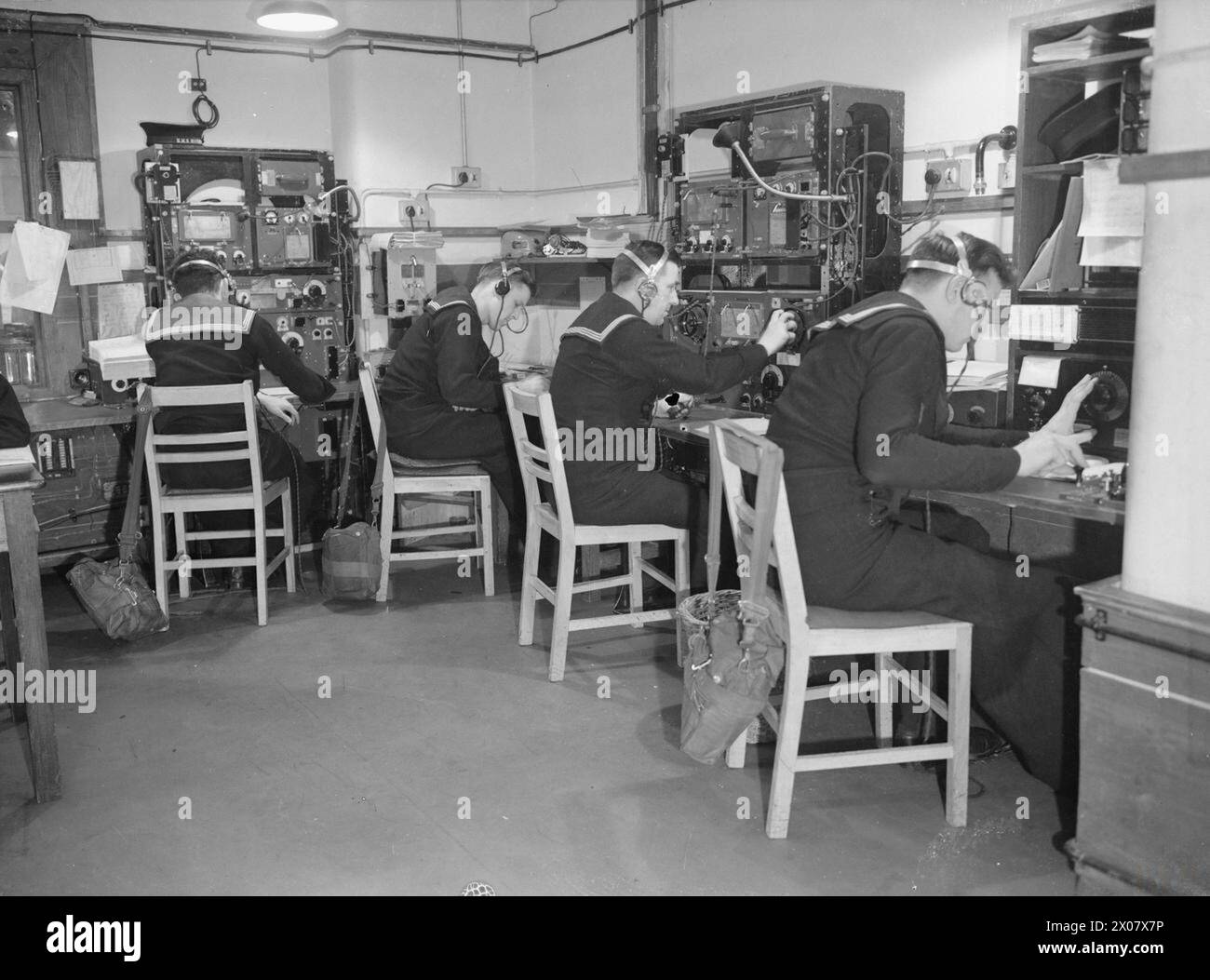 Der Wireless Room beim Western Approaches Command handelte Signale, die von und zu Schiffen im Atlantik gesendet und empfangen wurden. Im Juli 1941 verwalteten die Mitarbeiter der Royal Navy, Reserven und WRENS die Kommunikation in unterirdischen Stahl- und Betonanlagen. Stockfoto