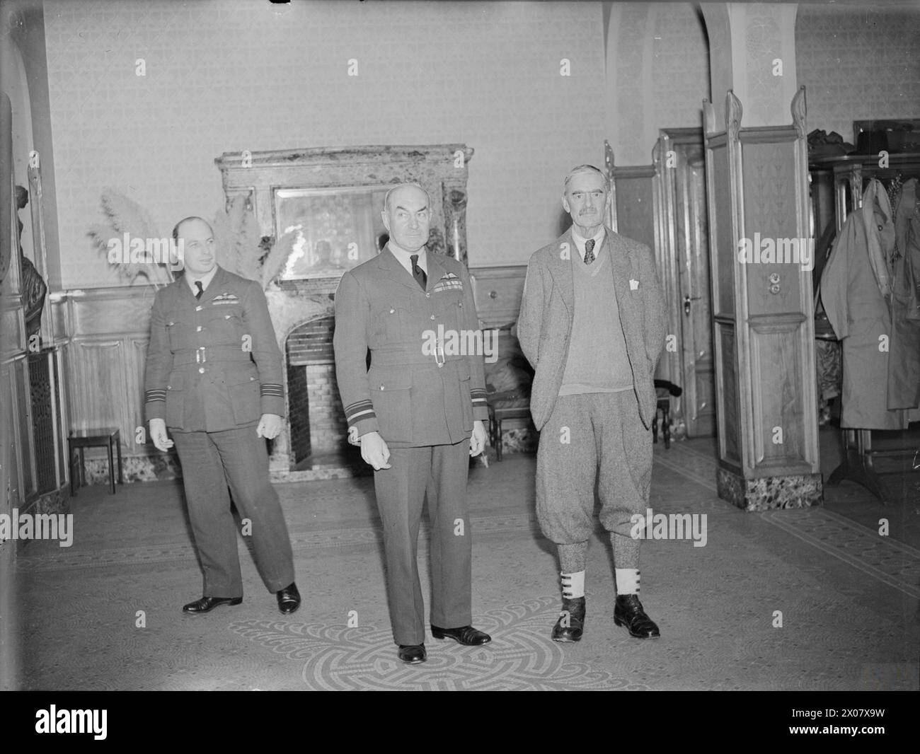 Premierminister Neville Chamberlain und Air Vice-Marshal P.H.L. Playfair besuchten das Hauptquartier der AASF in Chateau Polignac, Reims, Frankreich, wo sie die Operationen der Advanced Air Striking Force in den Jahren 1939 bis 1940 überwachten. Stockfoto