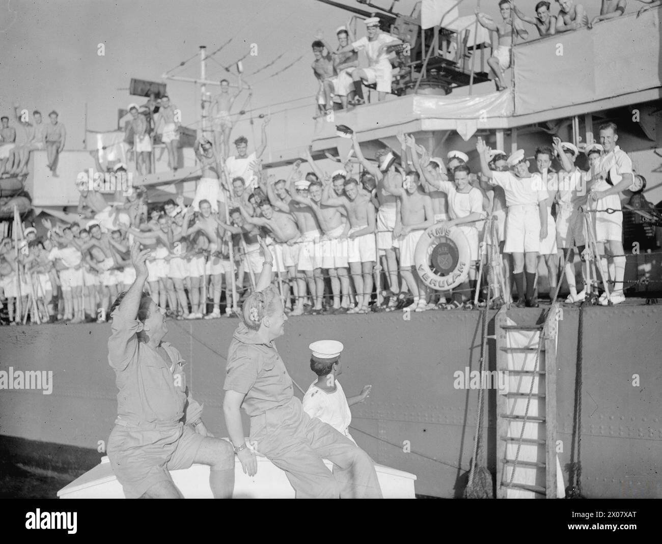 Am 20. Oktober 1945 besuchten Gracie Fields Einheiten der British East Indies Fleet in Trincomalee, Ceylon, und wurden von Mitarbeitern des Zerstörers HMS Verulam bejubelt. Stockfoto Am 20. Oktober 1945 besuchten Gracie Fields Einheiten der British East Indies Fleet in Trincomalee, Ceylon, und wurden von Mitarbeitern des Zerstörers HMS Verulam bejubelt. Stockfoto