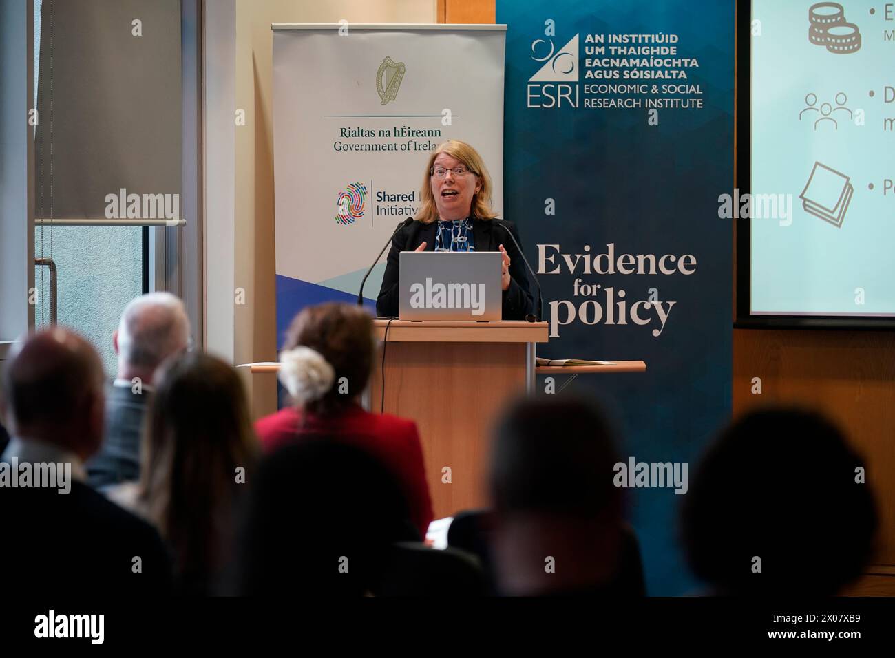 Professor Helen Russell spricht bei der Veröffentlichung des Berichts der ESRI and Shared Island Unit über Gender and Labour Market Inklusion auf der irischen Insel auf dem ESRI in Sir John Rogerson's Quay, Dublin. Bilddatum: Mittwoch, 10. April 2024. Stockfoto