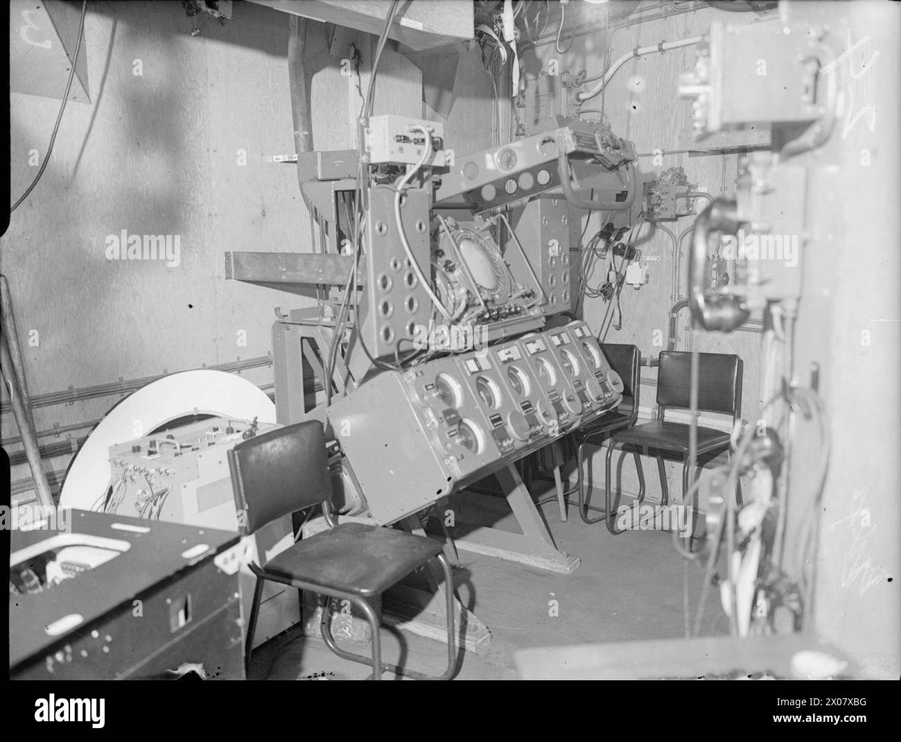 Radarkabinen an Bord der HMS Swiftsure während des Zweiten Weltkriegs sind gezeigt, was den Einsatz der Radartechnologie bei Operationen der Royal Navy veranschaulicht. HMS Tarlton, ein Minensucher, wird auch für technische Entwicklungen in den Nachkriegsjahren herangezogen. Stockfoto