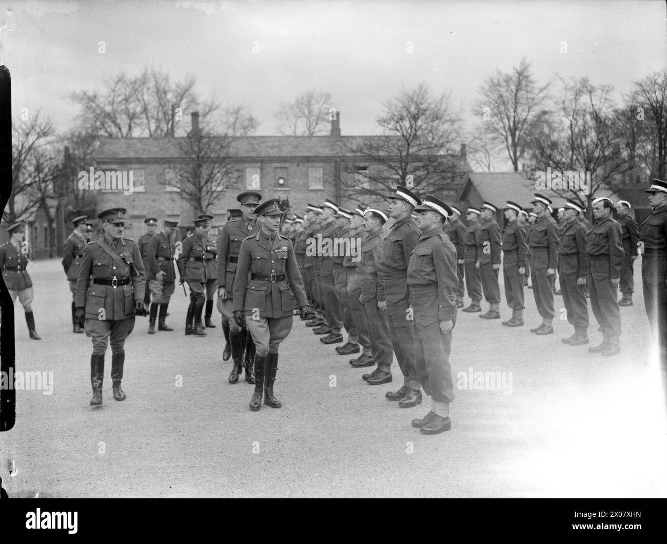 1940 inspizierte König Georg VI. Kadetten in der 121 Officer Cadet Training Unit in Aldershot, Großbritannien. Stockfoto