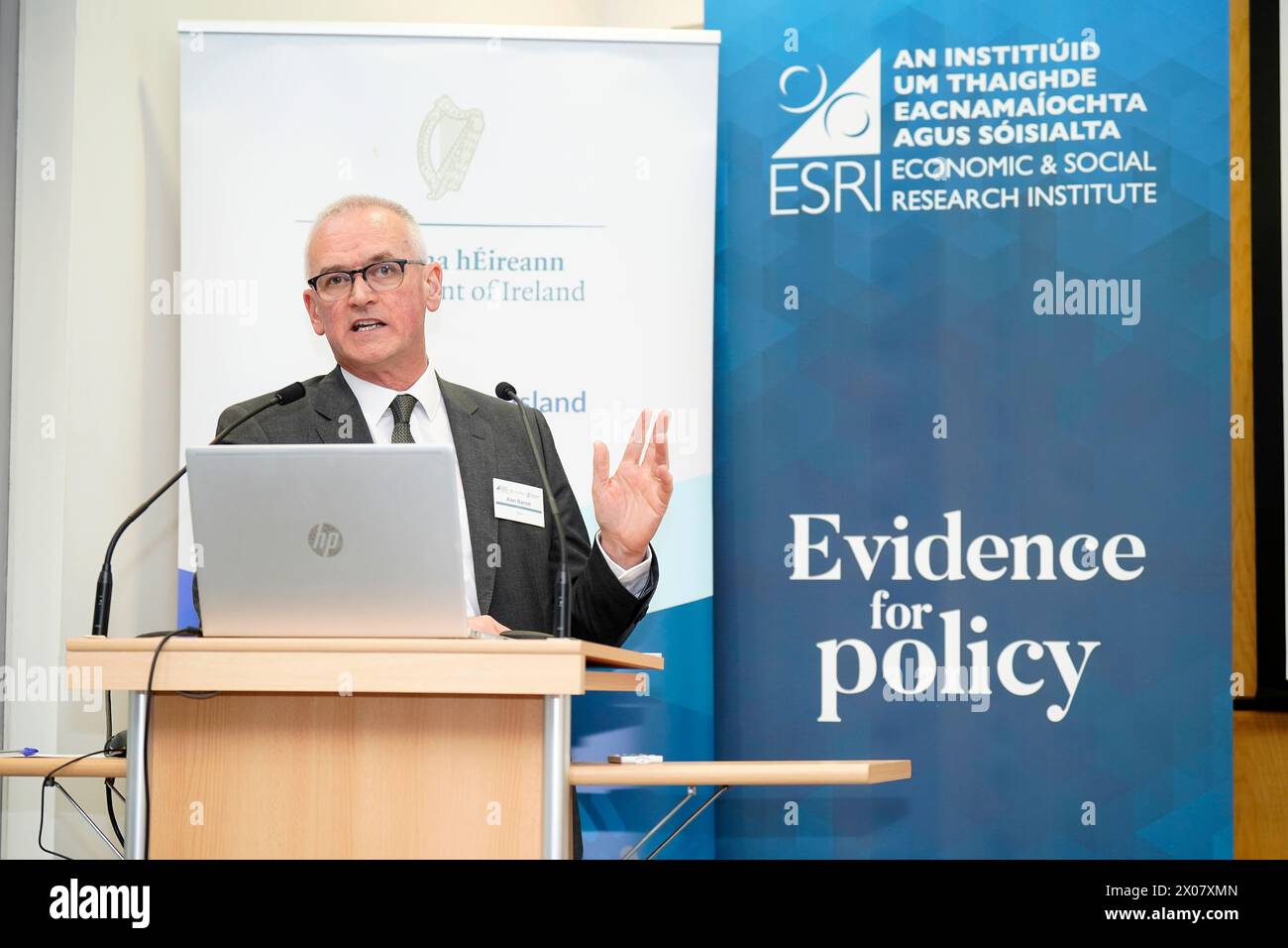 Alan Barrett spricht bei der Veröffentlichung des Berichts der ESRI and Shared Island Unit über Gender and Labour Market Inklusion auf der irischen Insel auf dem ESRI in Sir John Rogerson's Quay, Dublin. Bilddatum: Mittwoch, 10. April 2024. Stockfoto
