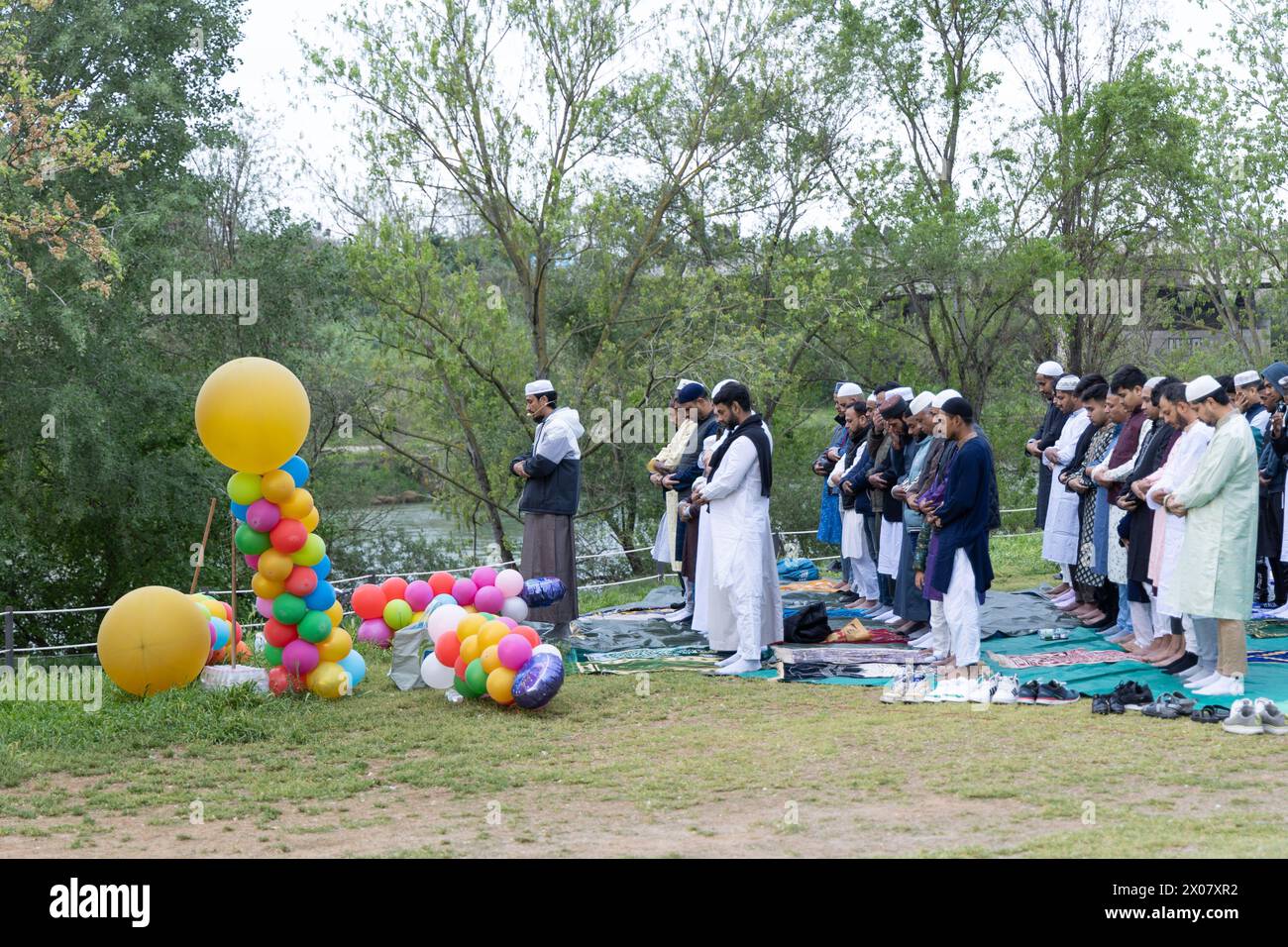 Rom, Italien. April 2024. Muslime feiern das Ende des Ramadan im Marconi Park nahe dem Tiber in Rom (Foto: Matteo Nardone/Pacific Press/SIPA USA) Credit: SIPA USA/Alamy Live News Stockfoto