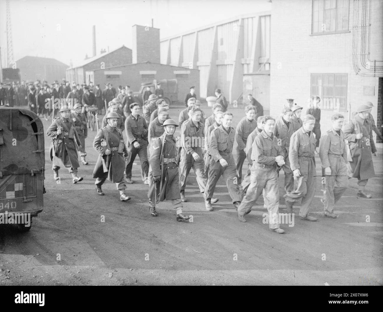 Am 17. Mai 1944 wurden Überlebende eines U-Bootes, das von der 2. Escort-Gruppe an Land gebracht wurde, von der HMS Starling in Kriegsgefangenenlager eskortiert. Stockfoto