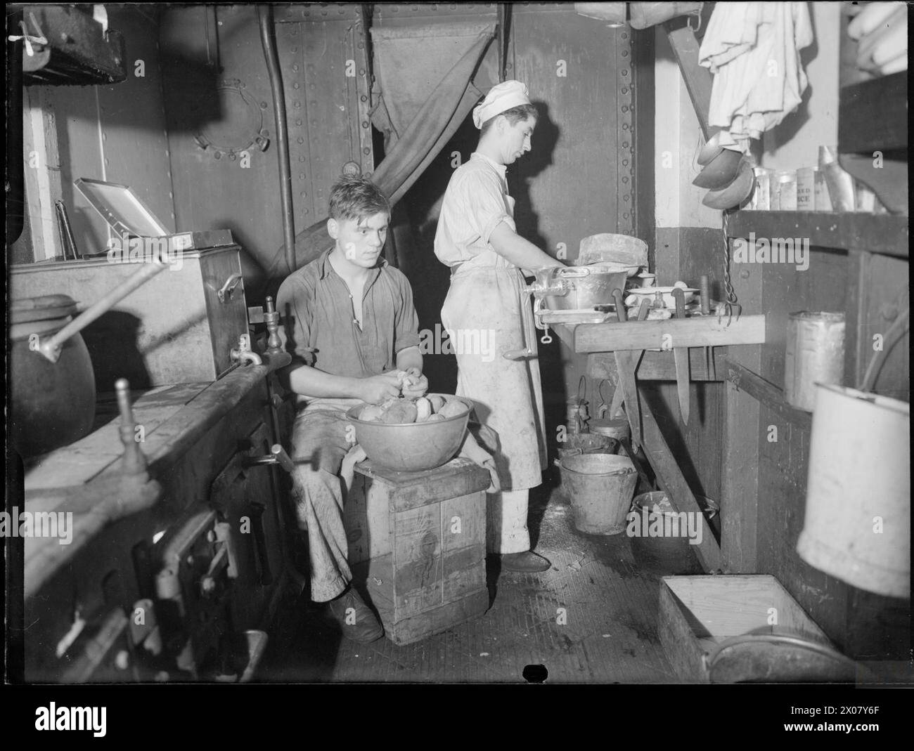 In der Kombüse eines Frachtschiffes in Methil Anchorage bereiteten Mitarbeiter der Royal Navy das Abendessen zu, während sich das Schiff mit anderen Regierungsladen zur Abfahrt des Konvois versammelte. Stockfoto