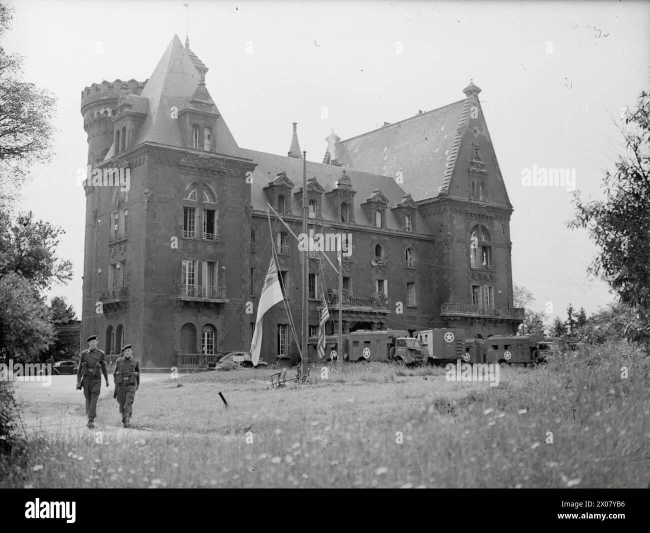 BEI DER BRITISCHEN MARINE IN PARIS. AM 12. UND 13. MAI 1945 IM HAUPTQUARTIER DES ALLIIERTEN MARINEKOMMANDERS EXPEDITIONSTRUPPEN IN ST. GERMAINE EN LAYE UND IM FRANZÖSISCHEN MARINEMINISTERIUM. - Das Chateau d'Hennemont in St. Germaine-en-laye, Hauptquartier der ANCXF. Im Vordergrund stehen Marines R Proudfoot aus Forres, Schottland und H W Brandon aus Dagenham, Essex Stockfoto