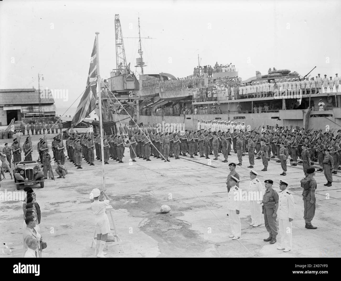 Am 3. September 1945 besetzten die britischen Truppen Penang wieder und übernahmen nach drei Jahren die Kontrolle von den japanischen Truppen, mit einer Zeremonie am Kai und der Union Jack erhoben. Stockfoto