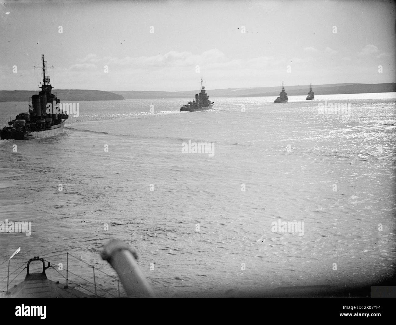 BRITISCHE UND AMERIKANISCHE MARINESTREITKRÄFTE IN KOMBINIERTEN ÜBUNGEN. JUNI 1943, AUF SEE AN BORD DER HMS OBEDIENT(?). - Der Schutzschirm der US-Zerstörer, die von der Basis aus ins Meer gebracht werden Stockfoto