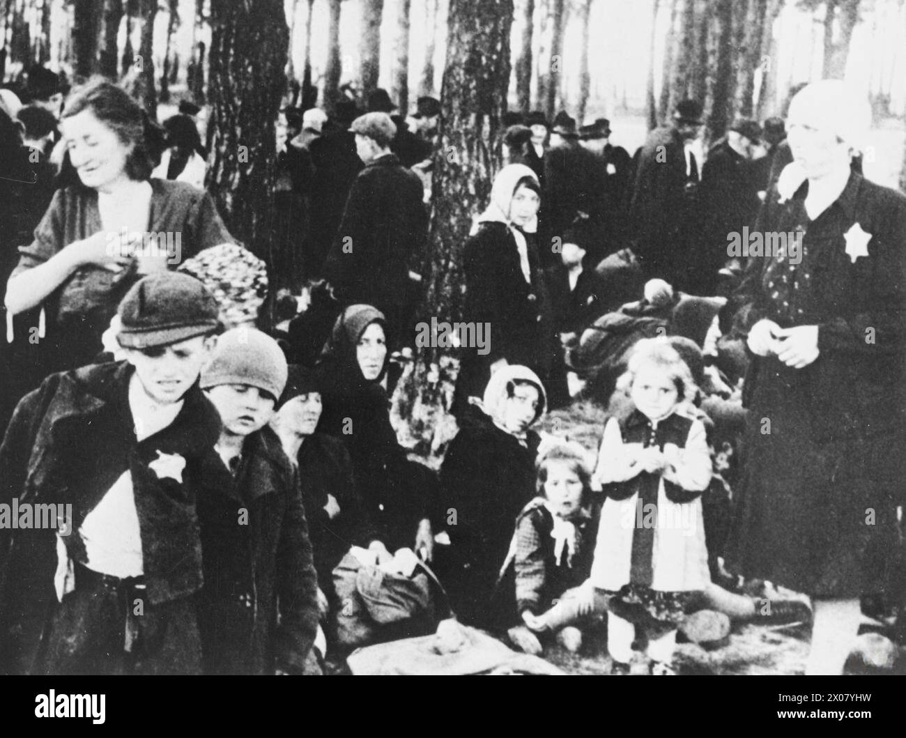 Zwischen Mai und Juni 1944 wurden jüdische Ungarn, darunter Männer, Frauen und Kinder, Sie kommen in Auschwitz II-Birkenau an und warten in der Nähe der Gaskammer V, bevor sie vernichtet wird. Stockfoto