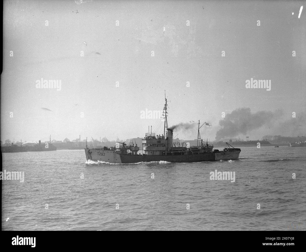 Die HMT Texada befindet sich im Hafen von Portsmouth während der Operationen der Royal Navy im Zweiten Weltkrieg. Stockfoto