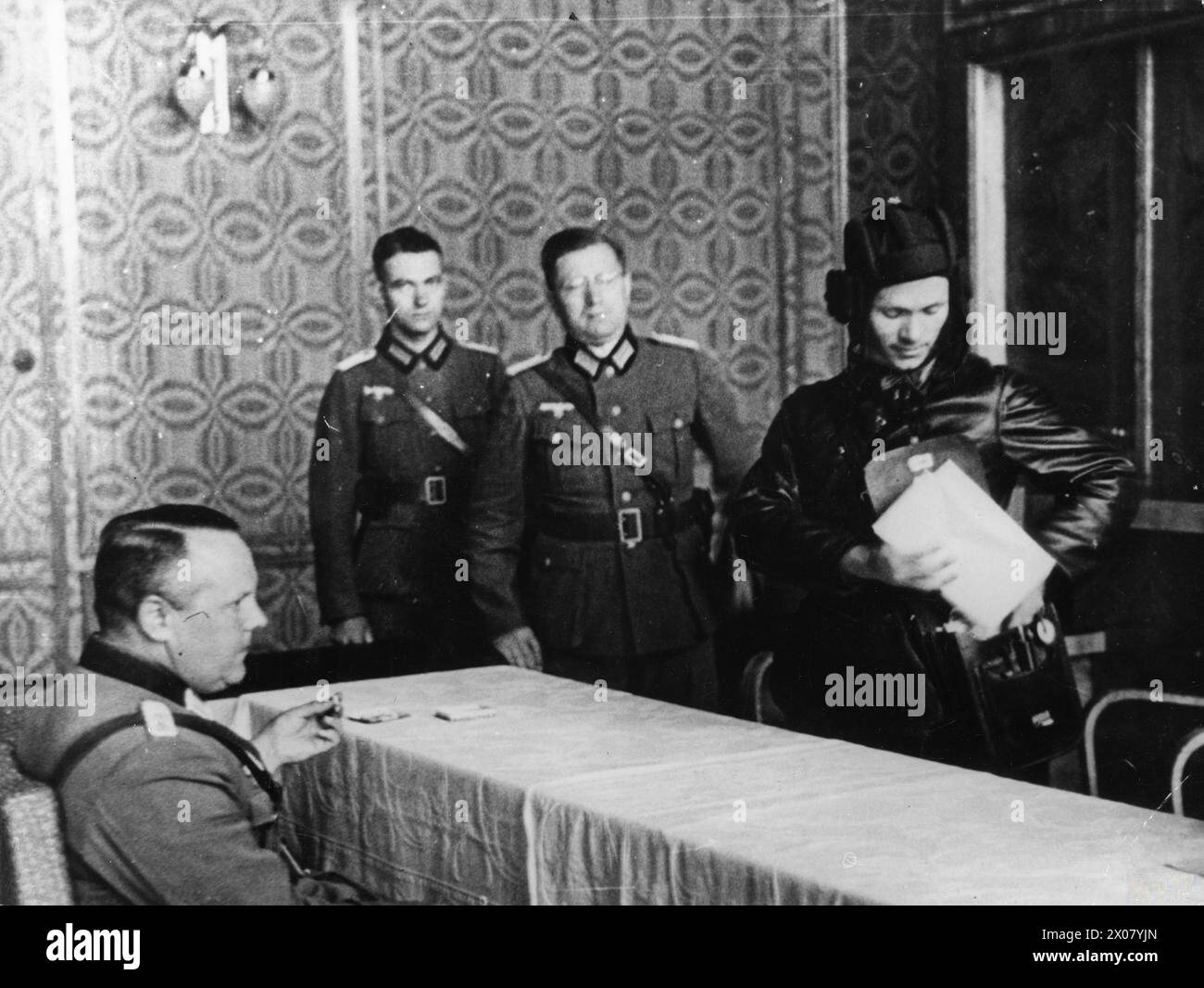 1939 besprachen der sowjetische Kommissar Borovensky und deutsche Offiziere die Grenzlinie bei Brześć Litewski (Brest-Litowsk) während der deutsch-sowjetischen Invasion Polens, unter Anwesenheit von General Heinz Guderian. Stockfoto