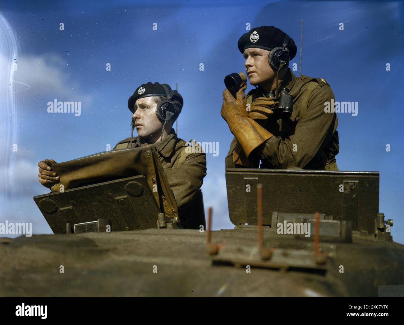 Der Anführer eines Churchill-Panzers wird im Turm gezeigt, der während der Manöver in Großbritannien im Oktober 1942 Befehle über ein Mikrofon erteilt. Stockfoto