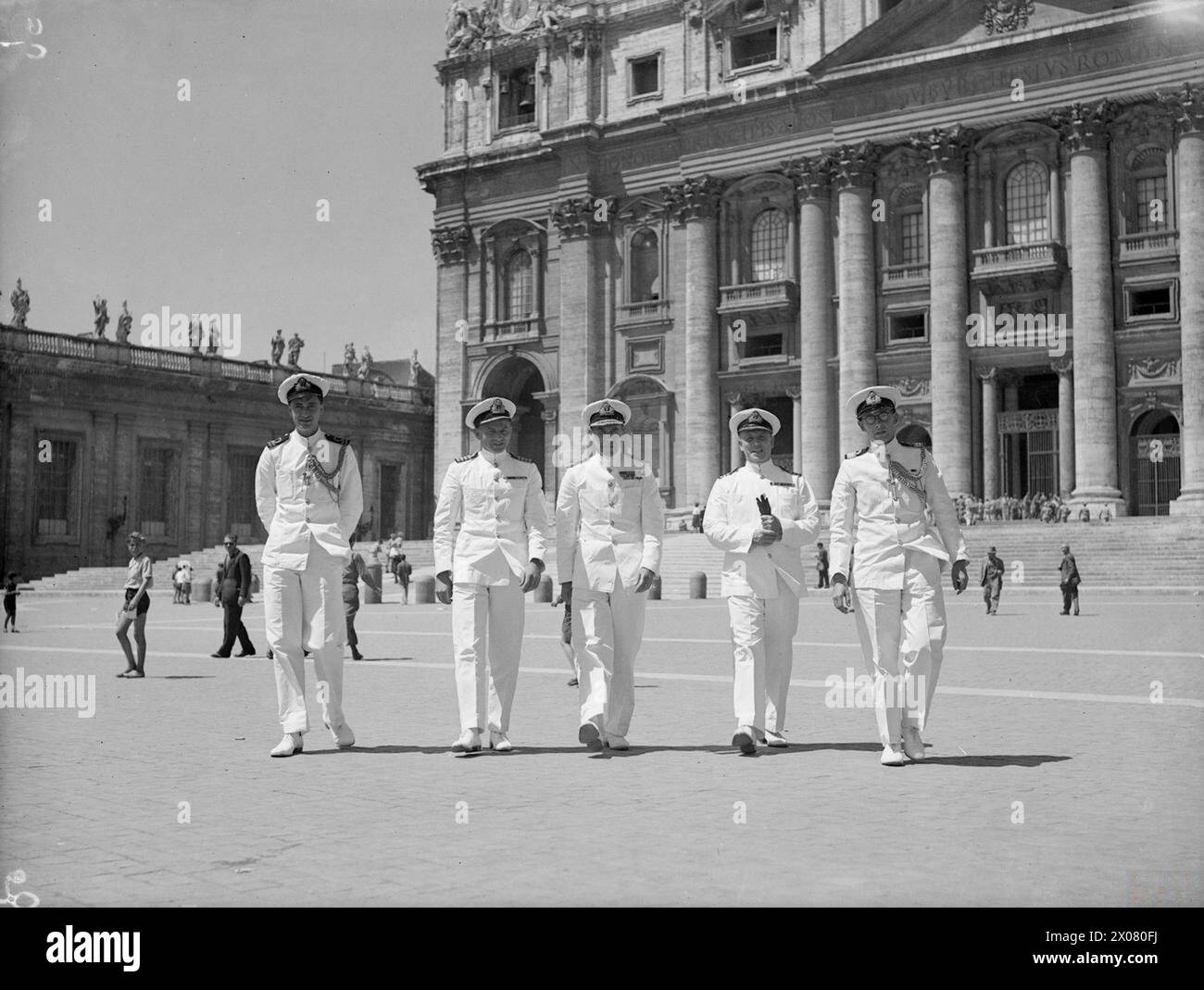Am 3. Juli 1944 hatten Konteradmiral J A V Morse, CB, OBE, DSC, Flaggenoffizier Westitaliens und sein Stab eine private Audienz mit dem Papst im Vatikan, darunter Lieut R O B Long, Captain D H Everett und Commander O’Callaghan. Stockfoto