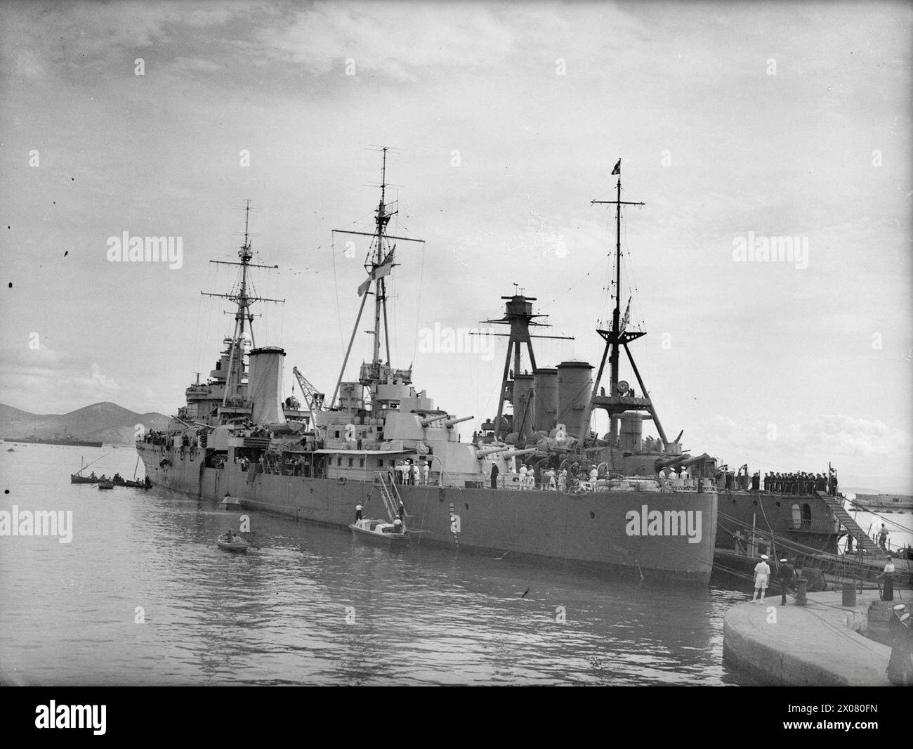 Am 24. Oktober 1944 waren das griechische Flaggschiff George Averoff und das britische Schlachtschiff HMS Orion unter dem Kommando von Admirals Voulgaris und Mansfield im Hafen von Piräus in Athen. Stockfoto Am 24. Oktober 1944 waren das griechische Flaggschiff George Averoff und das britische Schlachtschiff HMS Orion unter dem Kommando von Admirals Voulgaris und Mansfield im Hafen von Piräus in Athen. Stockfoto