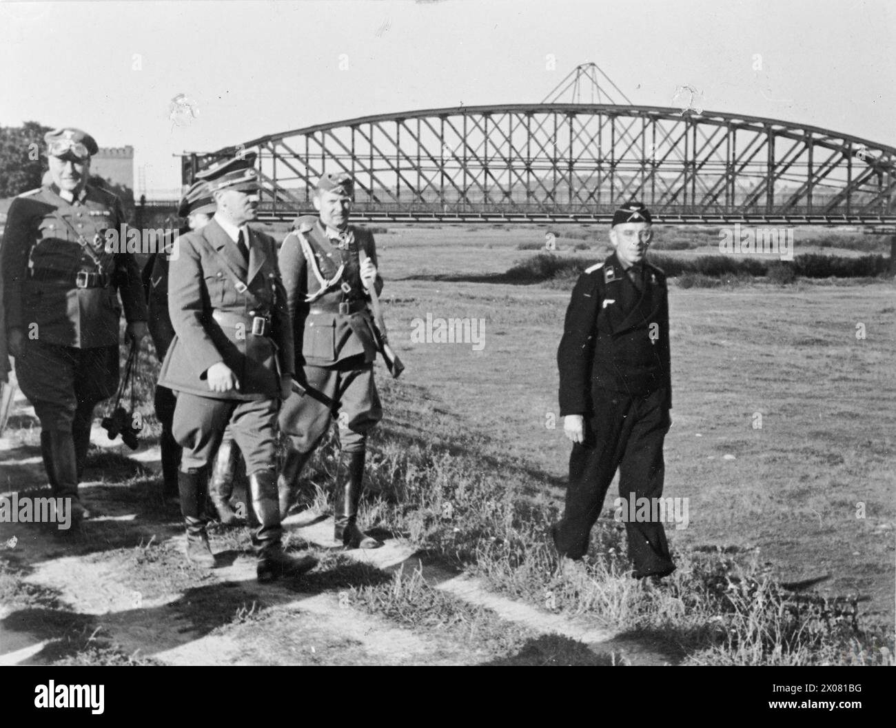 Adolf Hitler von der deutschen Armee spaziert bei seinem Frontbesuch 1939 zu Beginn der deutsch-sowjetischen Invasion Polens entlang der Weichsel in Polen. Stockfoto