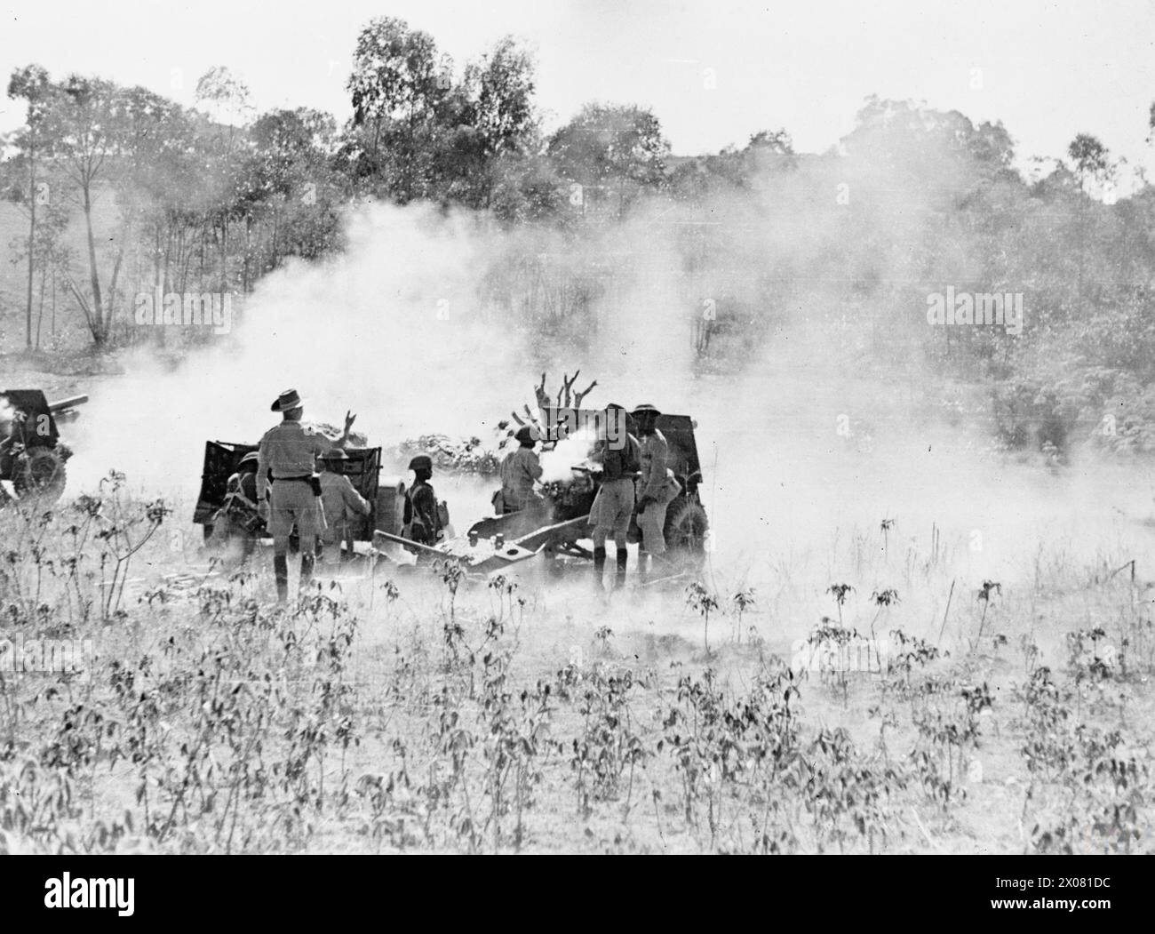 Foto, das die Afrikanischen Gewehre des Königs zeigt, die im September 1942 gegen Vichy-Truppen in der Nähe von Ambositra, Madagaskar, mit einer Uganda-Batterie im Einsatz waren. Stockfoto