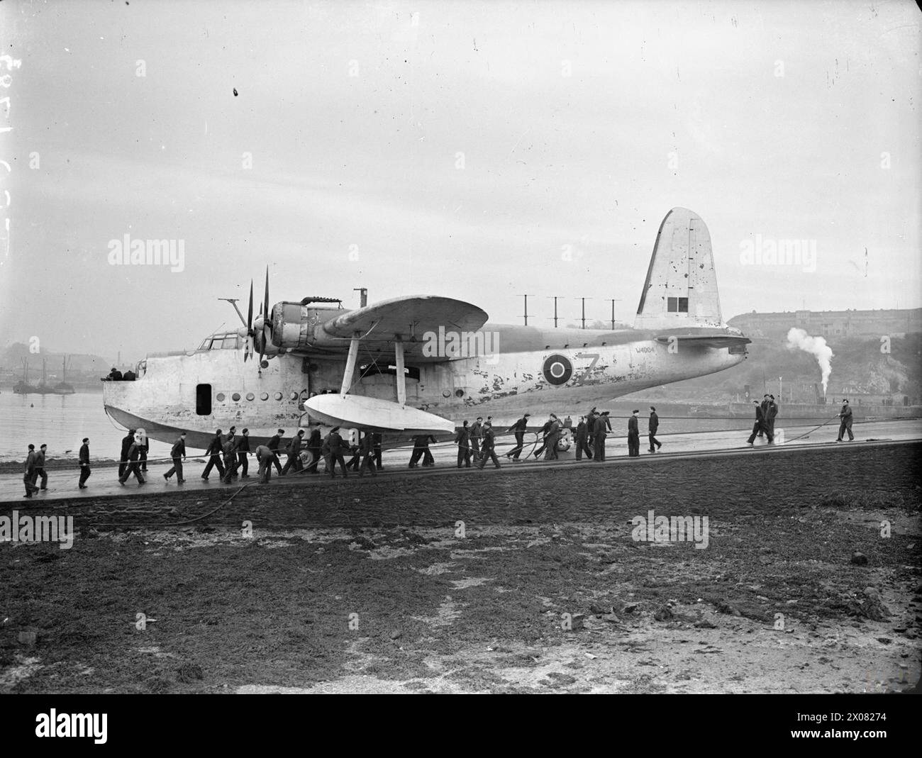 ROYAL AIR FORCE COASTAL COMMAND, 1939-1945. - W4004 'Z', vom 10. Geschwader RAAF wird die Hangbahn am Mount Batten, Devon, für eine Überholung hochgezogen. Beachten Sie die ASV Mark II Anti-U-Boot-Radarmasten und Senderschleifen am hinteren Rumpf der Royal Australian Air Force, 10 Squadron Stockfoto