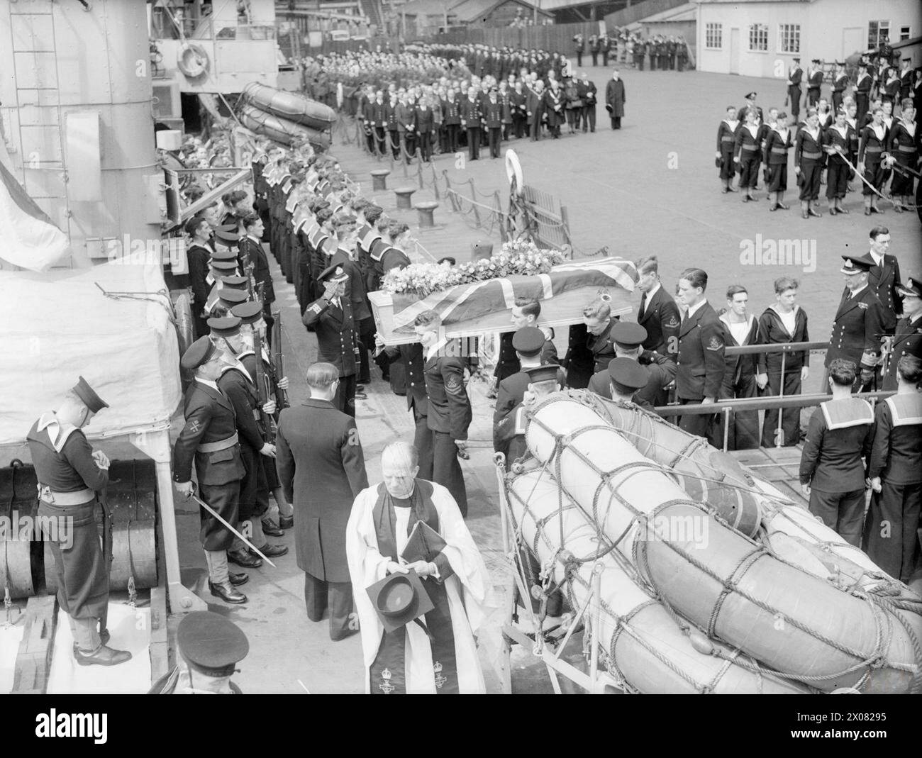 Captain F. J. Walker, CB, DSO, RN, Ass U-Boot Jäger, auf See von HMS Hesperus in der Liverpool Bay am 12. Juli 1944 nach einem Gottesdienst in der Liverpool Cathedral begraben. Stockfoto