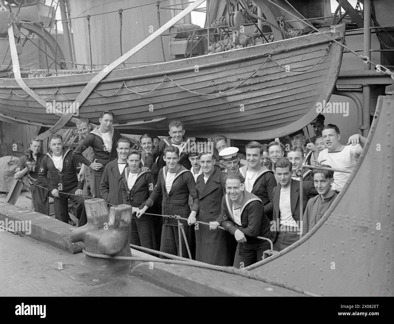 Am 1. Juli 1944 kehrte die HMS Kempenfelt von der normannischen Küste nach Newcastle zurück, nachdem sie dabei geholfen hatte, die Versorgungsleitungen zum Strand der Alliierten offen zu halten. Die Besatzungsmitglieder waren in Hochstimmung. Stockfoto