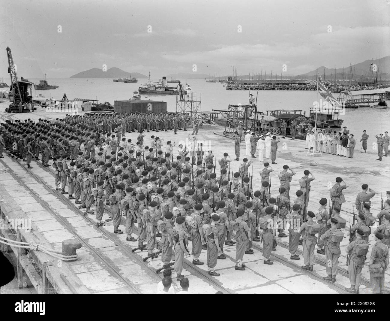 Am 3. September 1945 besetzten die Briten die Siedlung Penang Strait und die Royal Marines übernahmen die Kontrolle von den japanischen Truppen. Der Union Jack wurde aufgezogen und Captain T J N Hilken überwachte die Operation. Stockfoto