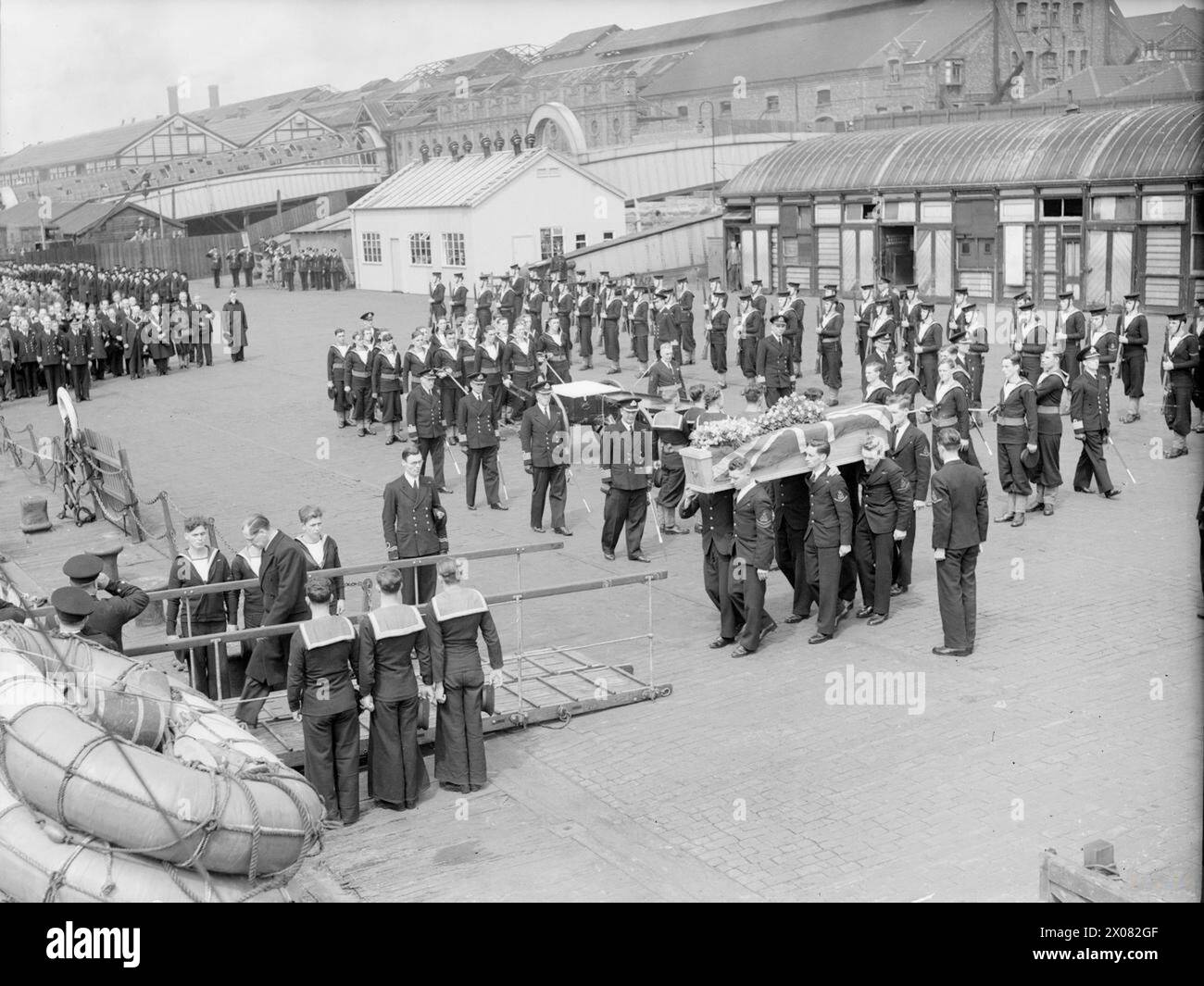 Captain F J Walker, CB, DSO, RN, U-Boot Ass, auf See von HMS Hesperus in der Liverpool Bay am 12. Juli 1944 nach einem Gottesdienst in der Liverpool Cathedral begraben. Stockfoto