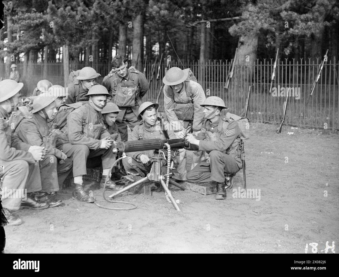 Im November 1939 erhielten Truppen der britischen Armee in Aldershot während der Trainingsübungen Anweisungen zum Betrieb von Vickers-Maschinengewehren. Stockfoto