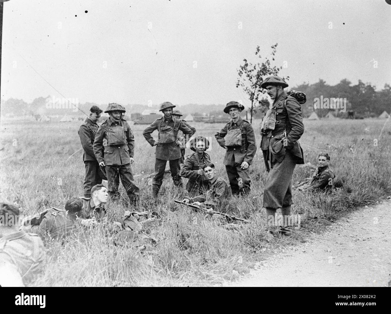 Die Truppen der britischen Armee ruhen während der Feldübungen in Aldershot im November 1939 aus, die Teil der Routineoperationen zur militärischen Vorbereitung waren. Stockfoto