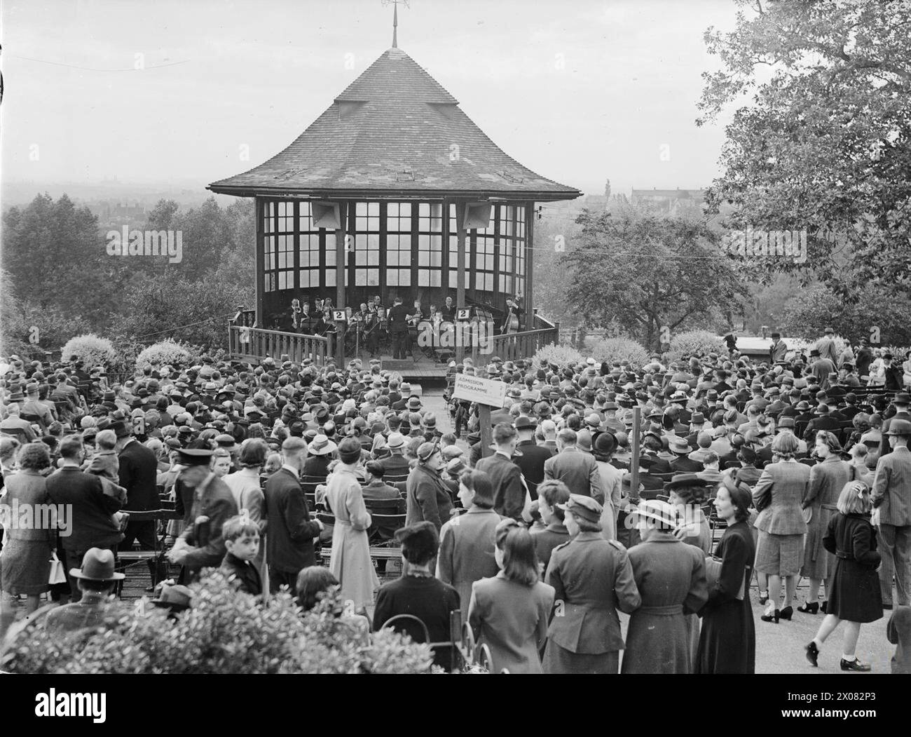 1943 versammeln sich die Menschenmassen in Horniman Gardens, Forest Hill, London, um Jack Gold's Variety Orchestra zu hören, das während eines Sonntagabend-Konzerts die Ouvertüre zu „Poet and Peasant“ von Suppe aufführt. Stockfoto