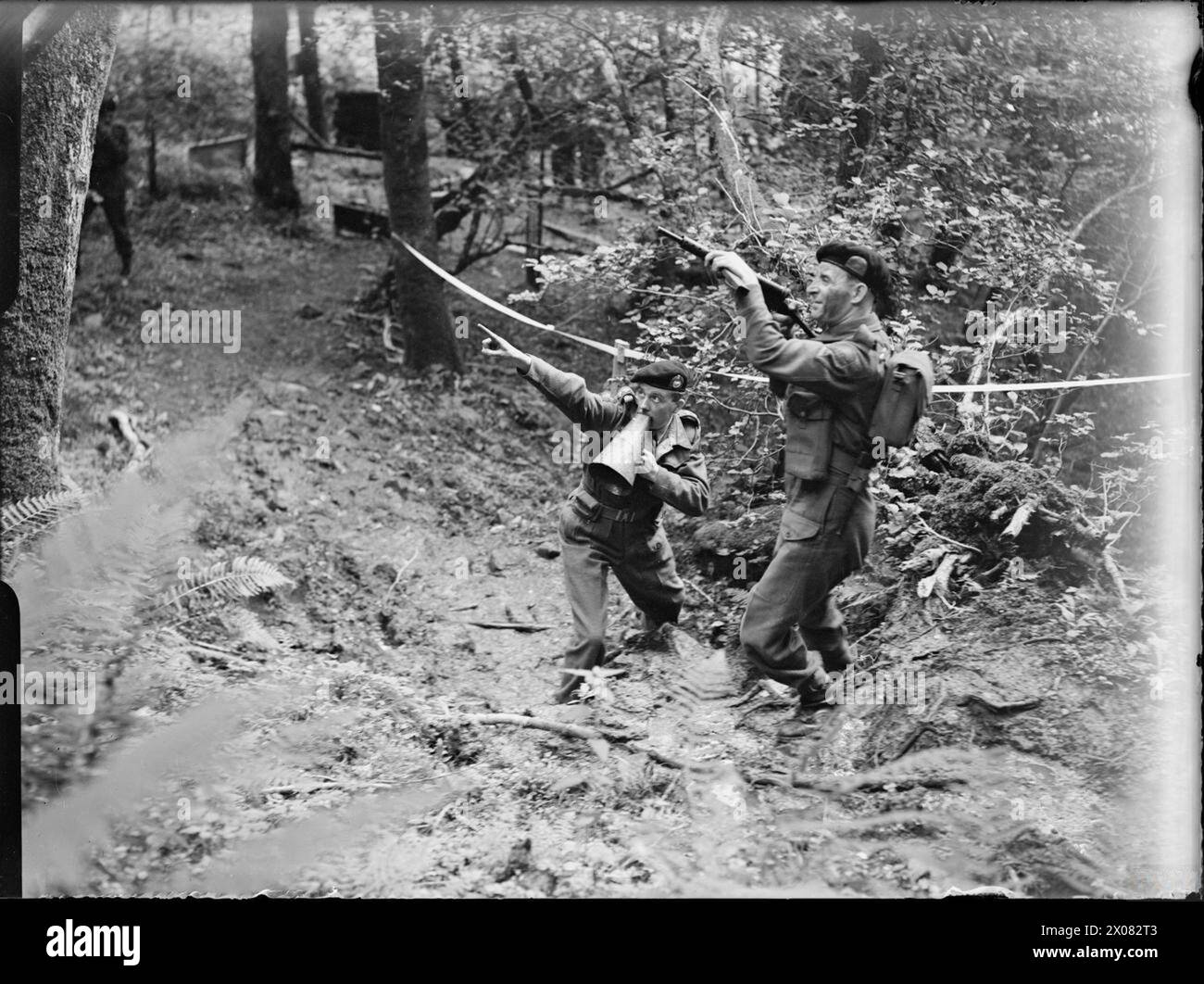 WÄHREND DES ZWEITEN WELTKRIEGES wurde ein japanischer Scharfschütze in einem Baum in der Marineausbildungseinrichtung HMS QUEBEC, Inverary, Schottland, gesichtet. Hier werden Marine-Landungen von Royal Marine-Mitarbeitern unter der Leitung der Royal Marines Eastern Warfare School in Brockenhurst, Hampshire, in Dschungelbooten ausgebildet. Dicht bewaldete Hügel, mit einigen lebenden Palmen und Bambus, gaben einen guten Nachahmungs-Dschungel, in dem tropische Überbrückungsarbeiten, Biwouacking, Patrouillen, Scharfschützen und Sprengfalle gelernt werden konnten, Royal Navy, QUEBEC (HMS), Royal Navy, Corps of Royal Marines Stockfoto