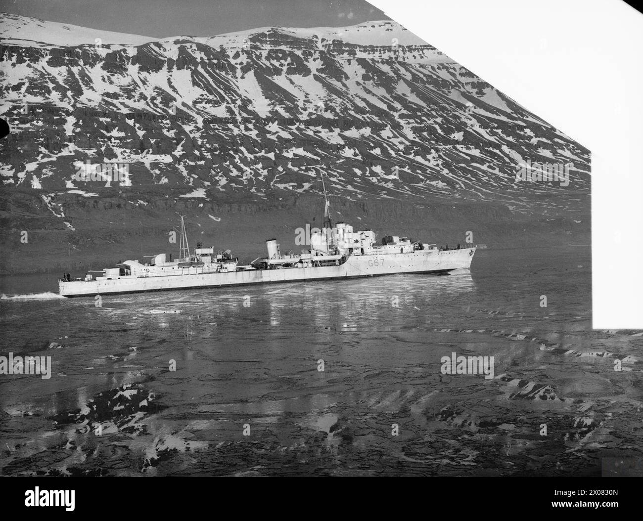 Im Februar 1942 startete die HMS Beduin an Bord des Zerstörers der Tribal-Klasse HMS Eskimo in Hvalfjord auf Patrouille und navigierte durch schwimmendes Eis. Stockfoto
