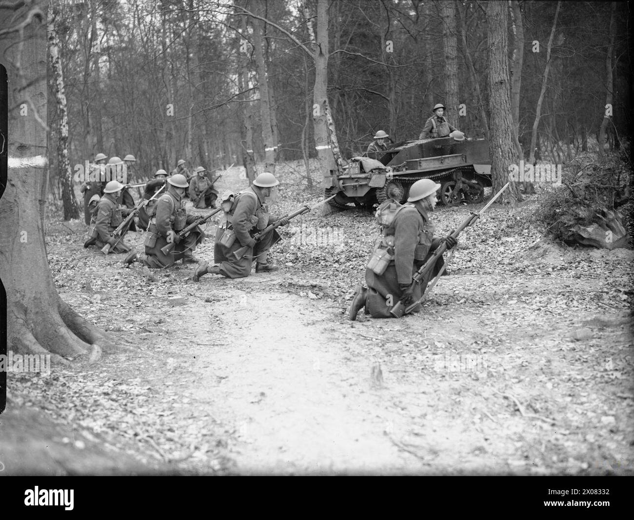 Im Dezember 1939 werden Infanterie- und Bren-Waffenträger des West Nova Scotia Regiments, 3rd Canadian Infantry Brigade, 1st Canadian Infantry Division, in Aldershot, Großbritannien, trainiert. Stockfoto