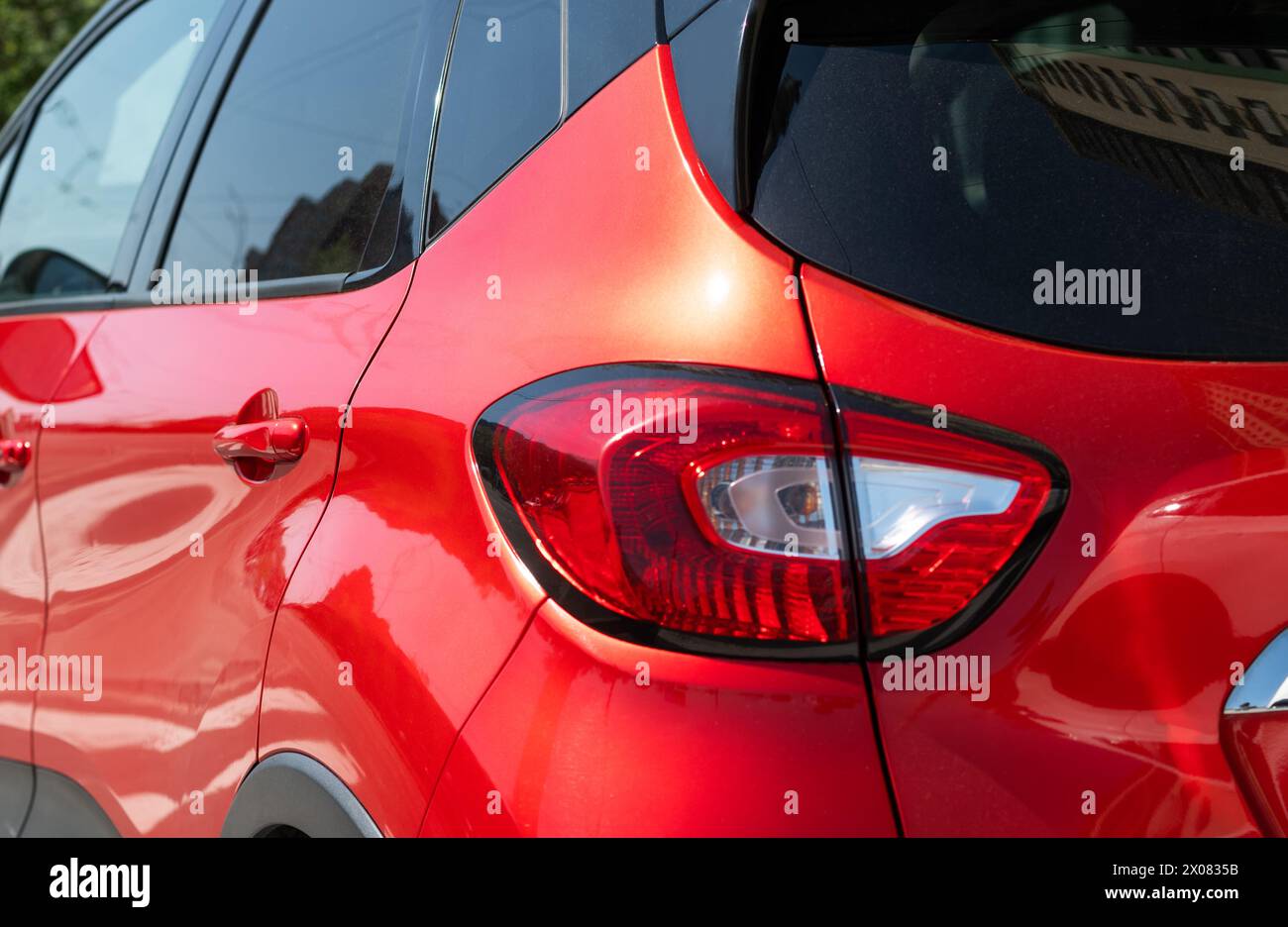 Nahaufnahme des Rücklichts an der roten Car Captur, die auf der Straße geparkt ist. Selektiver Fokus Stockfoto