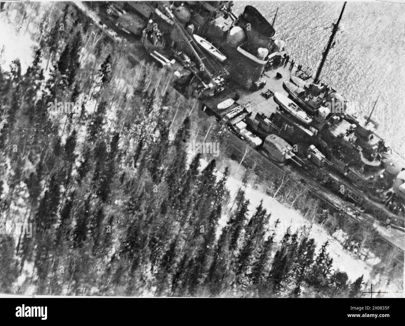 ROYAL AIR FORCE: OPERATIONEN DER FOTOGRAFISCHEN AUFKLÄRUNGSEINHEITEN, 1939-1945. - Bemerkenswerte schräge Fotografie, aufgenommen über dem deutschen Schlachtschiff TIRPITZ, das in Aasfjord, Norwegen, von einem Supermarine Spitfire der 1. Photographischen Aufklärungseinheit vertäut wurde. Das Foto wurde von Flight Lieutenant A P F Fane, einem ehemaligen Rennwagenfahrer, aus einer Höhe von 100 Metern aufgenommen und zeigt den zentralen Teil des Schlachtschiffs hinter der Brücke Royal Air Force, Royal Air Force Regiment, Sqdn, 2752 Stockfoto