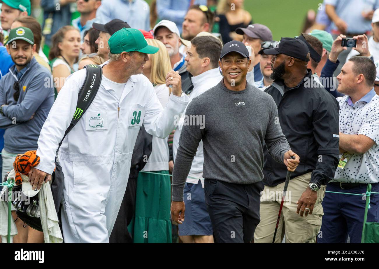 Tiger Woods übt am Dienstag, den 9. April 2024, vor dem Masters Turnier auf dem Augusta National Golf Course in Augusta, Georgia, USA. Hier mit seinem Stockfoto