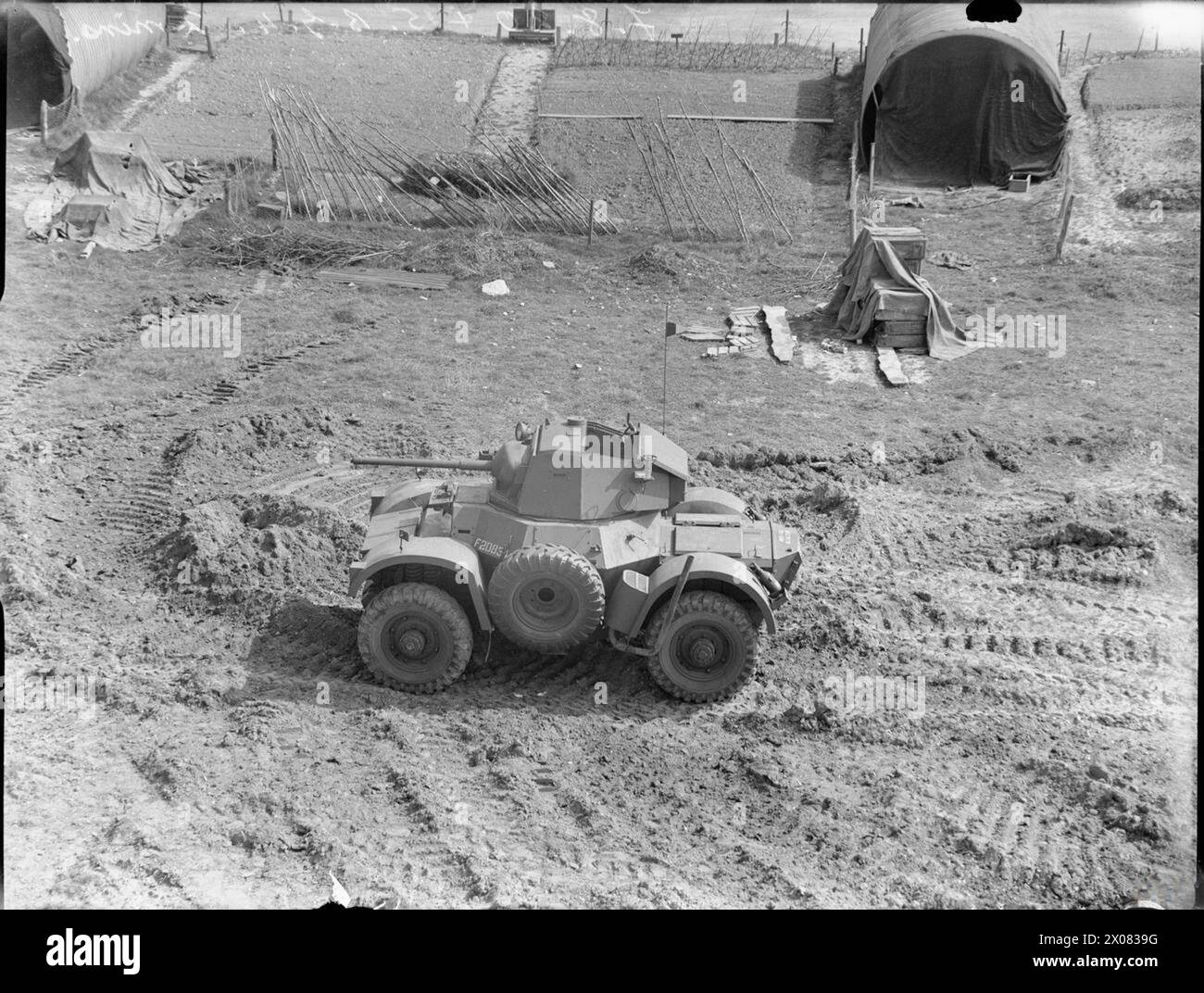 Der Panzerwagen Daimler Mk II war ein britisches Aufklärungsfahrzeug, das während des Zweiten Weltkriegs eingesetzt wurde. Er war für die bewaffnete Aufklärung und Liaison konzipiert und mit einem 4x4-Radantrieb ausgestattet und mit einer 2-Pfünder QF-Kanone und einem koaxialen 7,92-mm-Besa-Maschinengewehr ausgestattet. Er wurde von Daimler gebaut und hatte einen 102 ps starken Motor und eine Höchstgeschwindigkeit von 50 km/h. Das Fahrzeug hatte eine Reichweite von 200 Meilen und wurde von der britischen Armee in verschiedenen Kriegsschauplätzen eingesetzt. Stockfoto