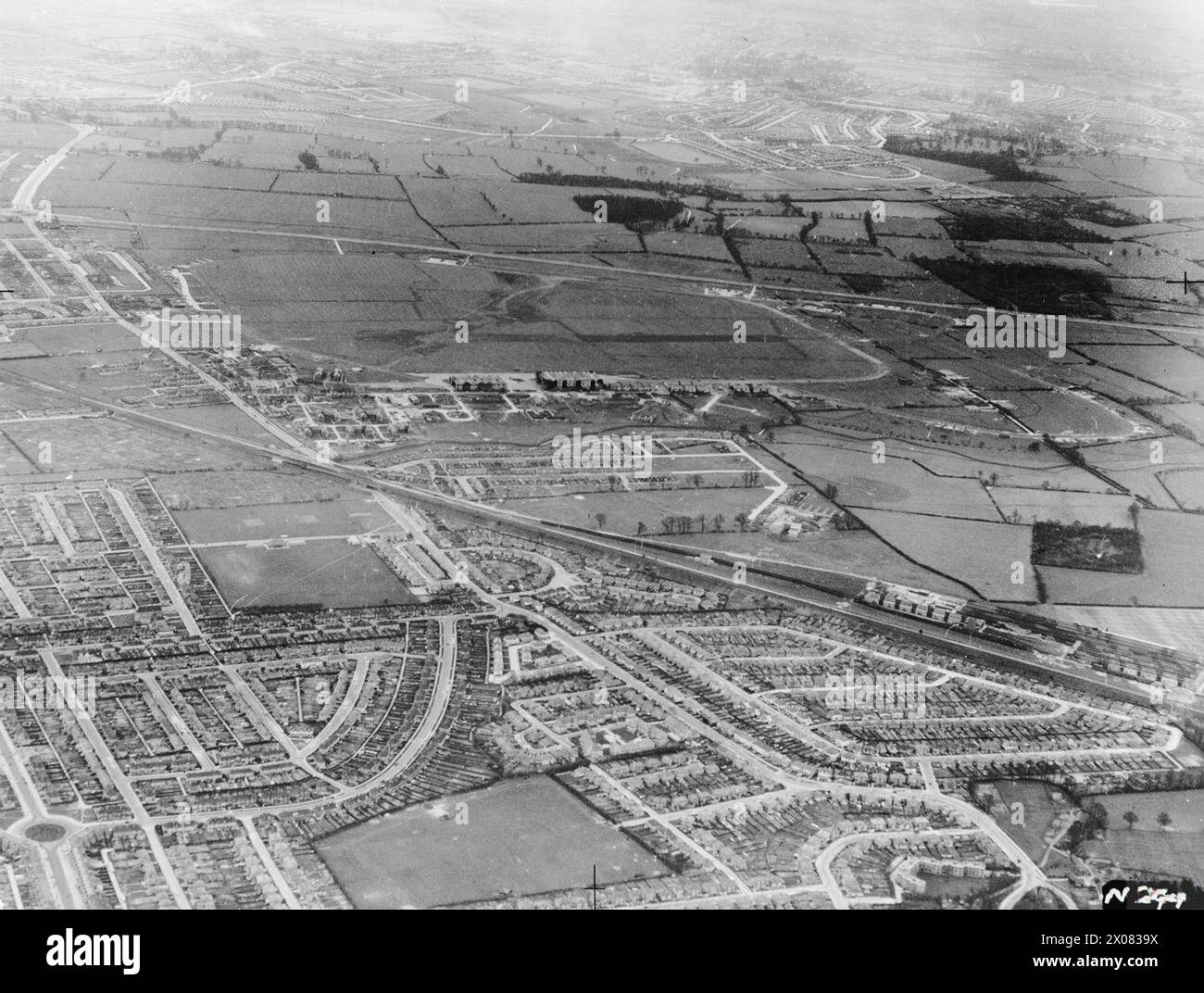 LUFTAUFNAHMEN IM VEREINIGTEN KÖNIGREICH, 1941 - 1942 - RAF Northolt, Middlesex, aus dem Norden. Ruislip Manor und Ruislip Gardens befinden sich im Vordergrund Stockfoto