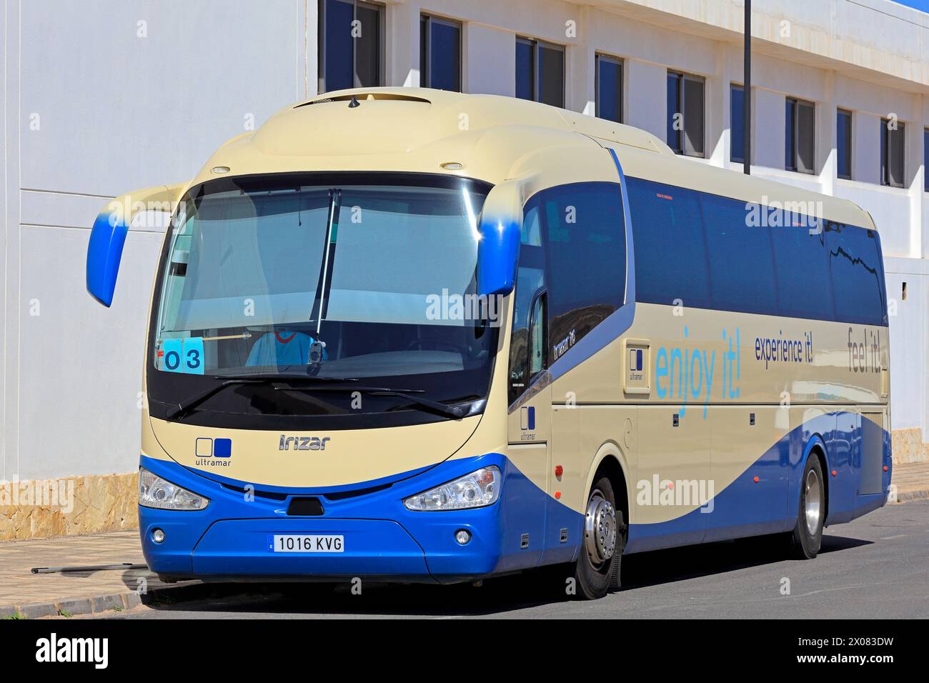 Ferientransferbus mit Tui Card am Straßenrand, El Cotillo, Fuerteventura, Kanarische Inseln, Spanien, EU Stockfoto