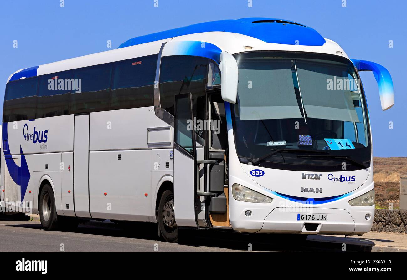 Ferientransferbus mit Tui Card am Straßenrand, El Cotillo, Fuerteventura, Kanarische Inseln, Spanien, EU Stockfoto
