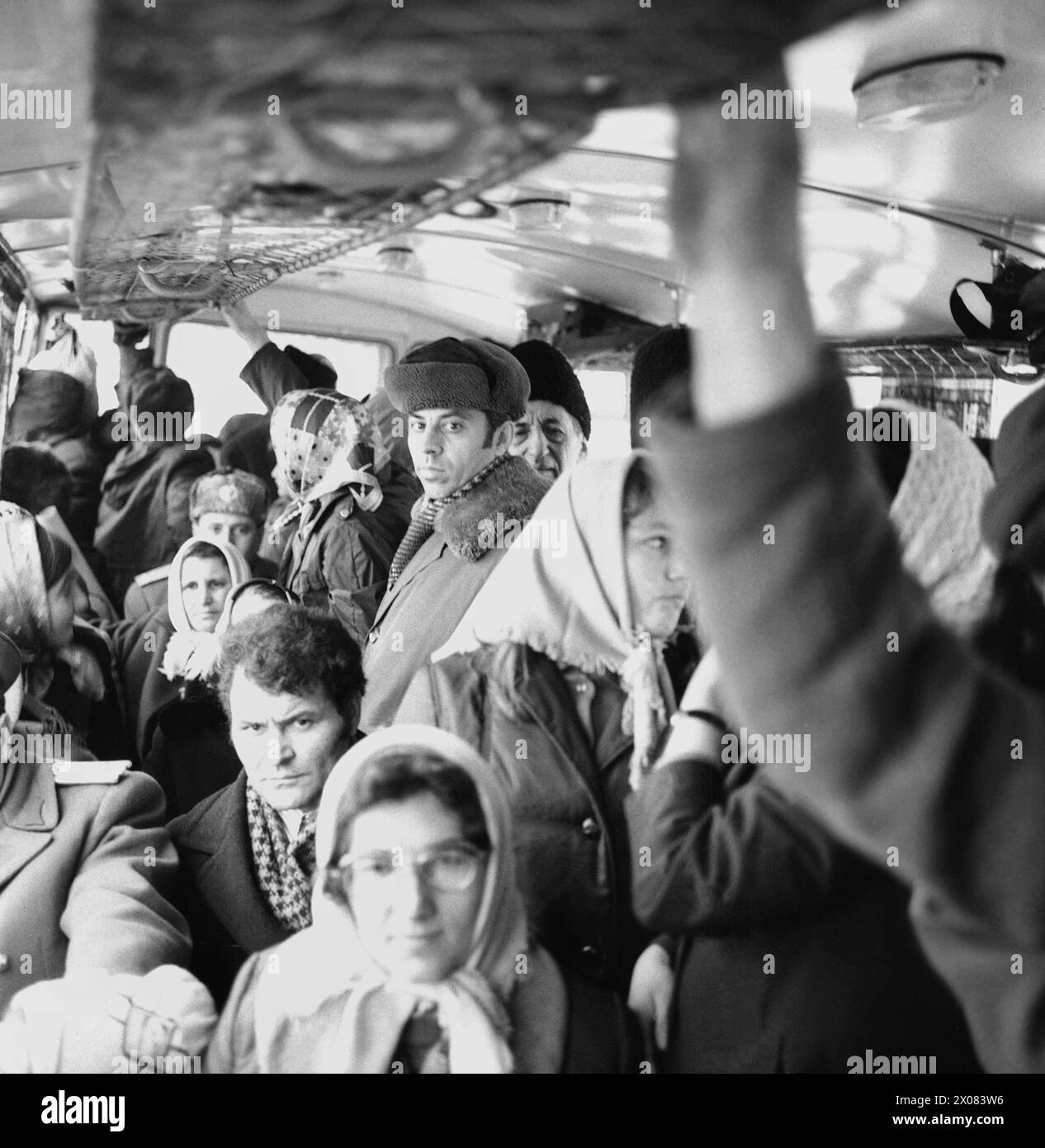 Die Sozialistische Republik Rumänien in den 1970er Jahren Personen, die mit einem öffentlichen Bus fuhren, fuhren von Alexandria (Teleorman County) nach Bukarest. Stockfoto