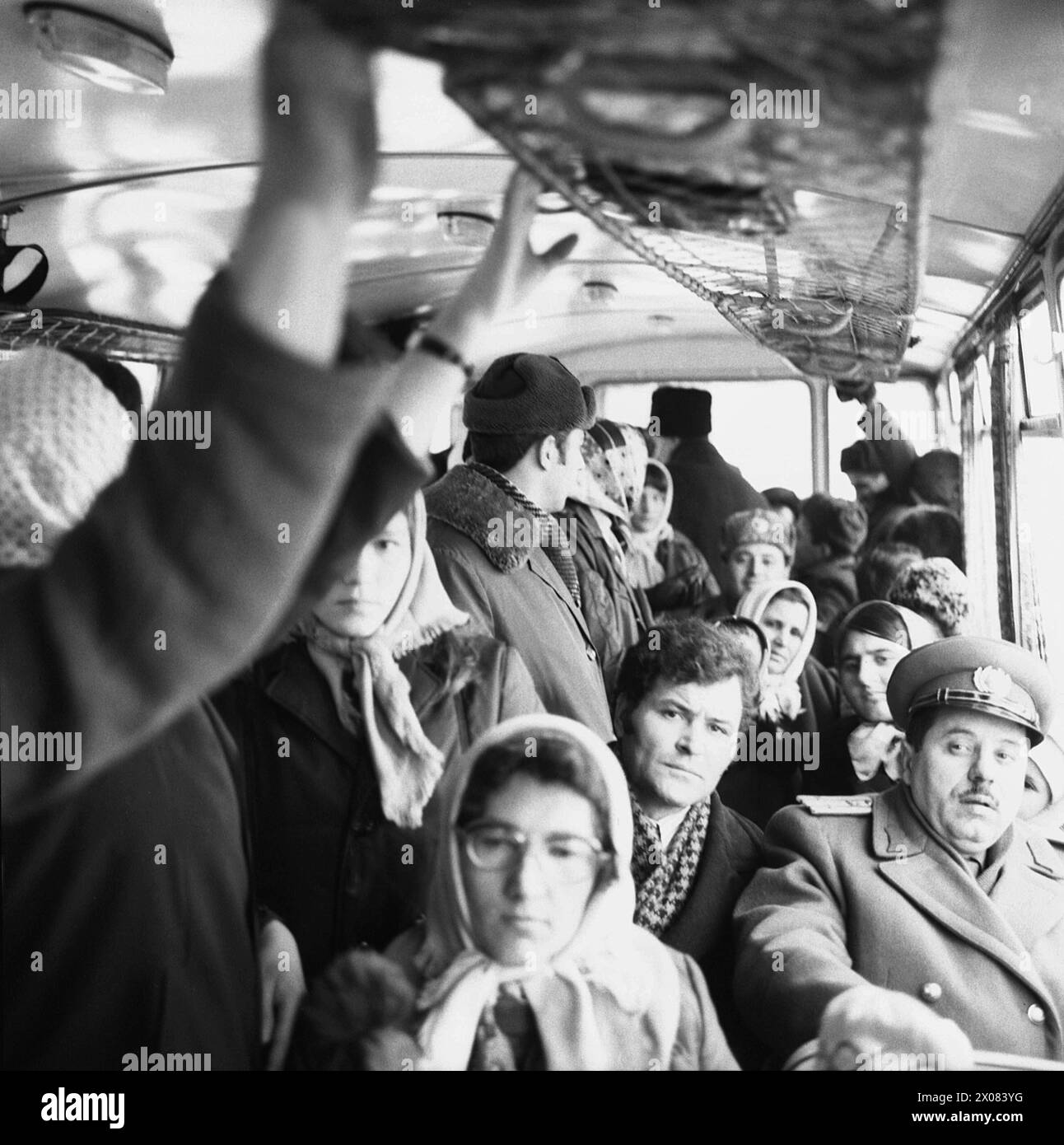 Die Sozialistische Republik Rumänien in den 1970er Jahren Personen, die mit einem öffentlichen Bus fuhren, fuhren von Alexandria (Teleorman County) nach Bukarest. Stockfoto