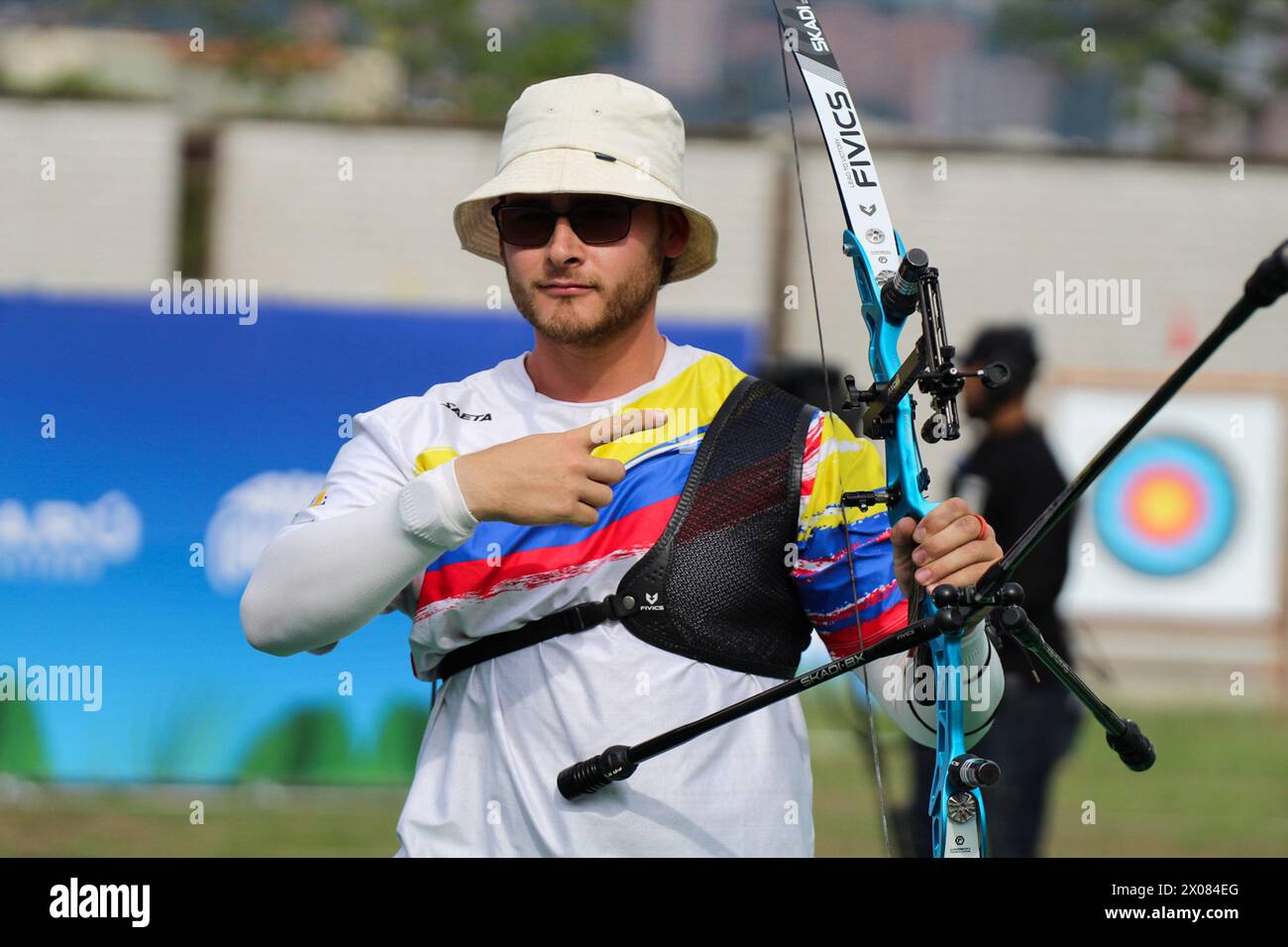 Medellin, Kolumbien. April 2024. Der kolumbianische Archer Santiago Arcila, klassifiziert sich für die olympischen Spiele 2024 während des panamerikanischen Archenturniers in Medellin, Kolumbien, 9. April 2024. Foto: Camilo Moreno/Long Visual Press Credit: Long Visual Press/Alamy Live News Stockfoto