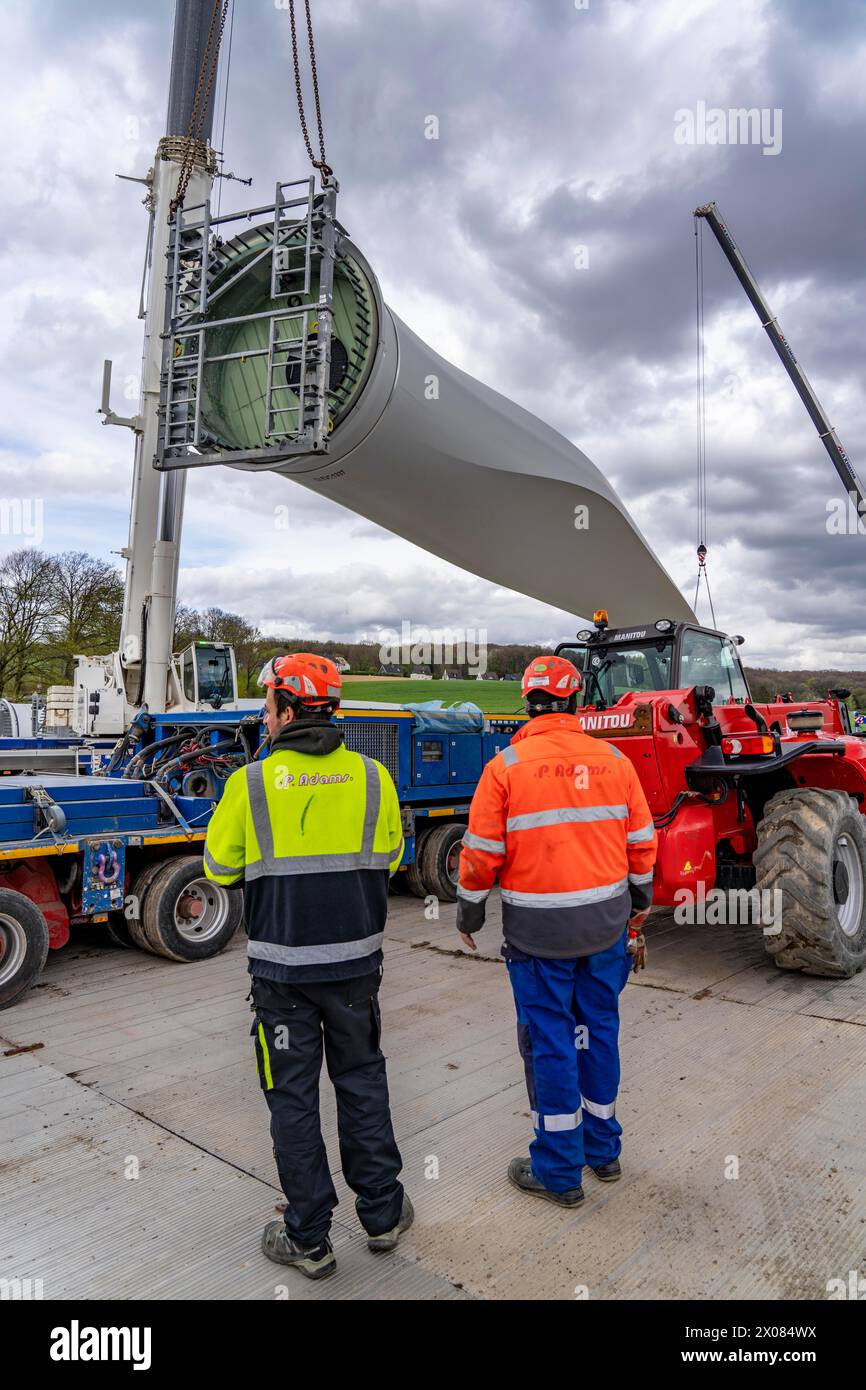 Vorbereitung für den Transport eines 68 Meter langen Rotorblatts, einer Windturbine, mit einem selbstfahrenden Blade-Lifter-Fahrzeug über eine 40 KM lange Strecke in der BER Stockfoto
